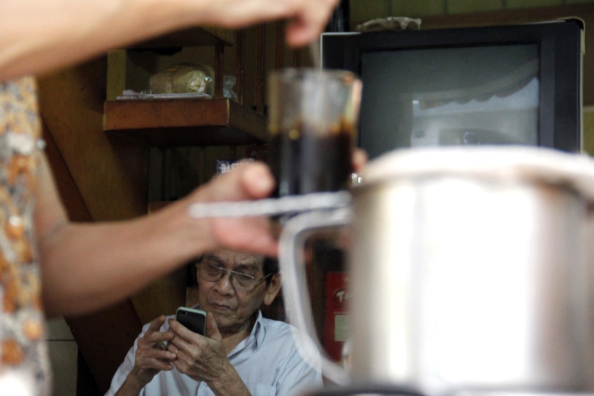 Là người gắn liền với Sài Gòn xưa như ông Ba lại rất cởi mở . Vào những lúc nghỉ ngơi ông lại dùng chiếc điện thoại nhỏ để liên lạc cùng bạn bè hoặc xem tin tức cho khuây khỏa.