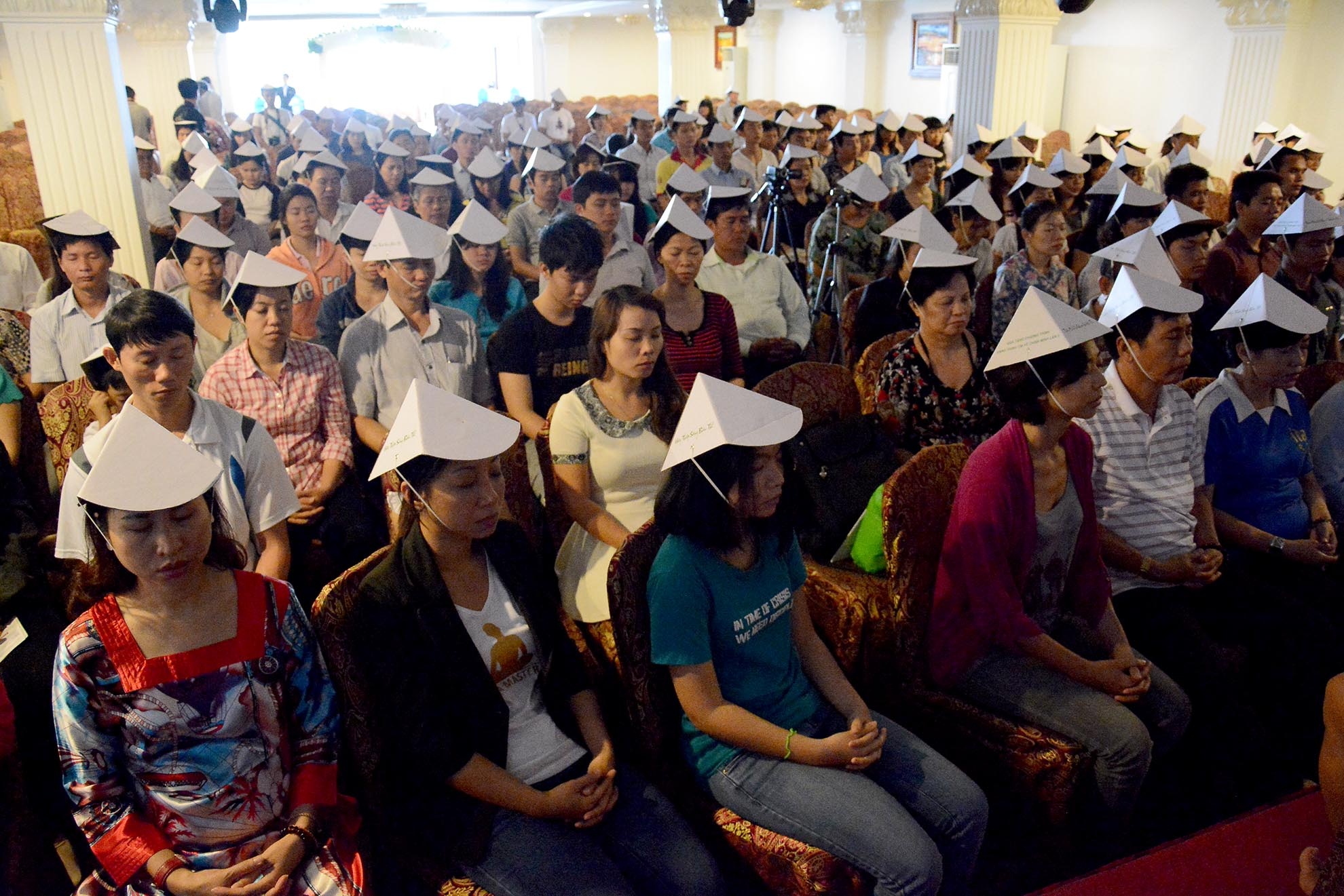 Chương trình hướng dẫn thiền nằm trong chuỗi sự kiện mang tên “Hành trình tìm về chính mình” với sự tham gia của 2.300 người, được tổ chức tại 3 địa điểm gồm Hà Nội, Bình Dương và TP.HCM.
