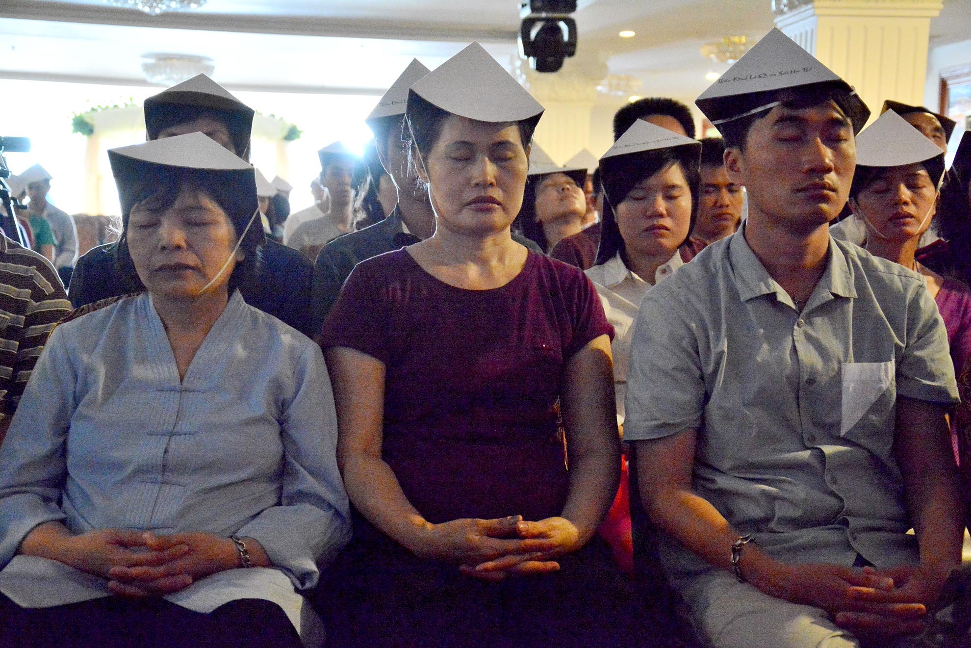 Để thực hiện phương pháp thiền chỉ cần chọn một nơi yên tĩnh, ngồi bất kỳ tư thế nào cảm thấy thoải mái, đan các ngón tay lại, từ từ nhắm mắt và quan sát hơi thở tự nhiên và nhẹ nhàng. 