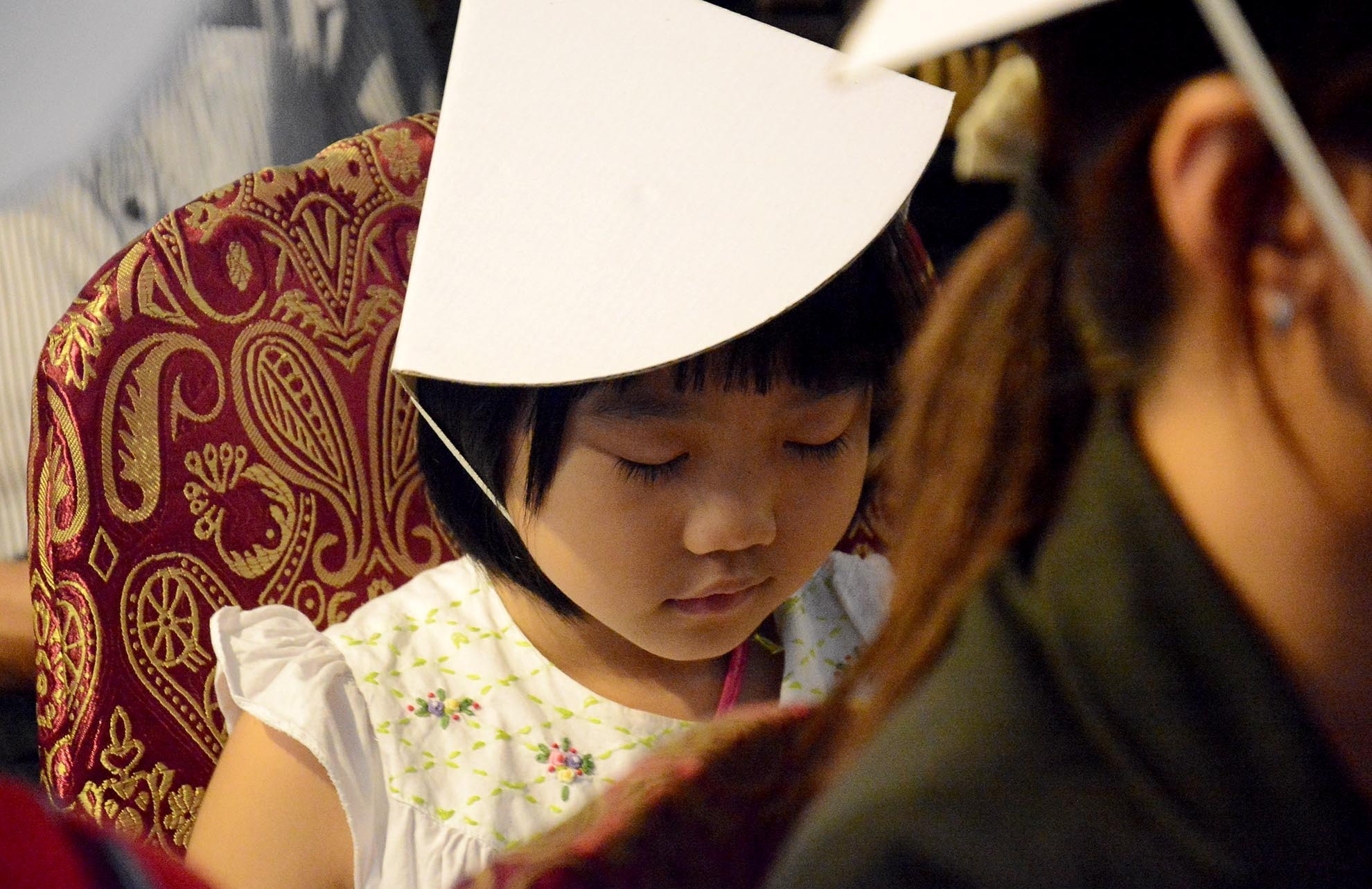 Thiền là phương pháp tập luyện dành cho tất cả mọi người. Trong ảnh: một em bé tham gia buổi tập thiền miễn phí.