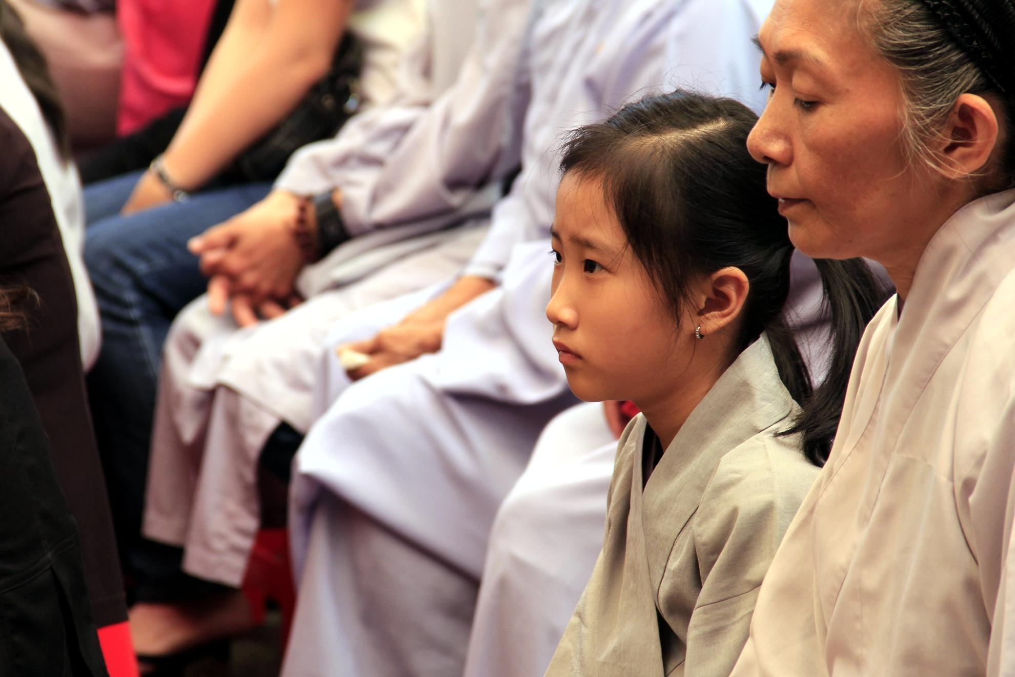 Buổi lễ còn có sự tham gia của các em nhỏ, những mầm non tương lai của đất nước cần được chăm sóc và bảo vệ.