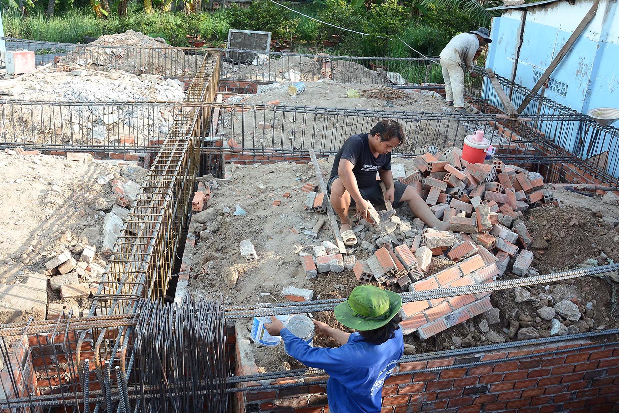 Khu nhà tái định cư 7/4A, nằm trên đường Phạm Văn Đồng cũng bị nứt, nhiều người dân phản ánh thì đơn vị thi công xuống sửa lại sơ xài, sau đó các vết nứt lại xuất hiện.