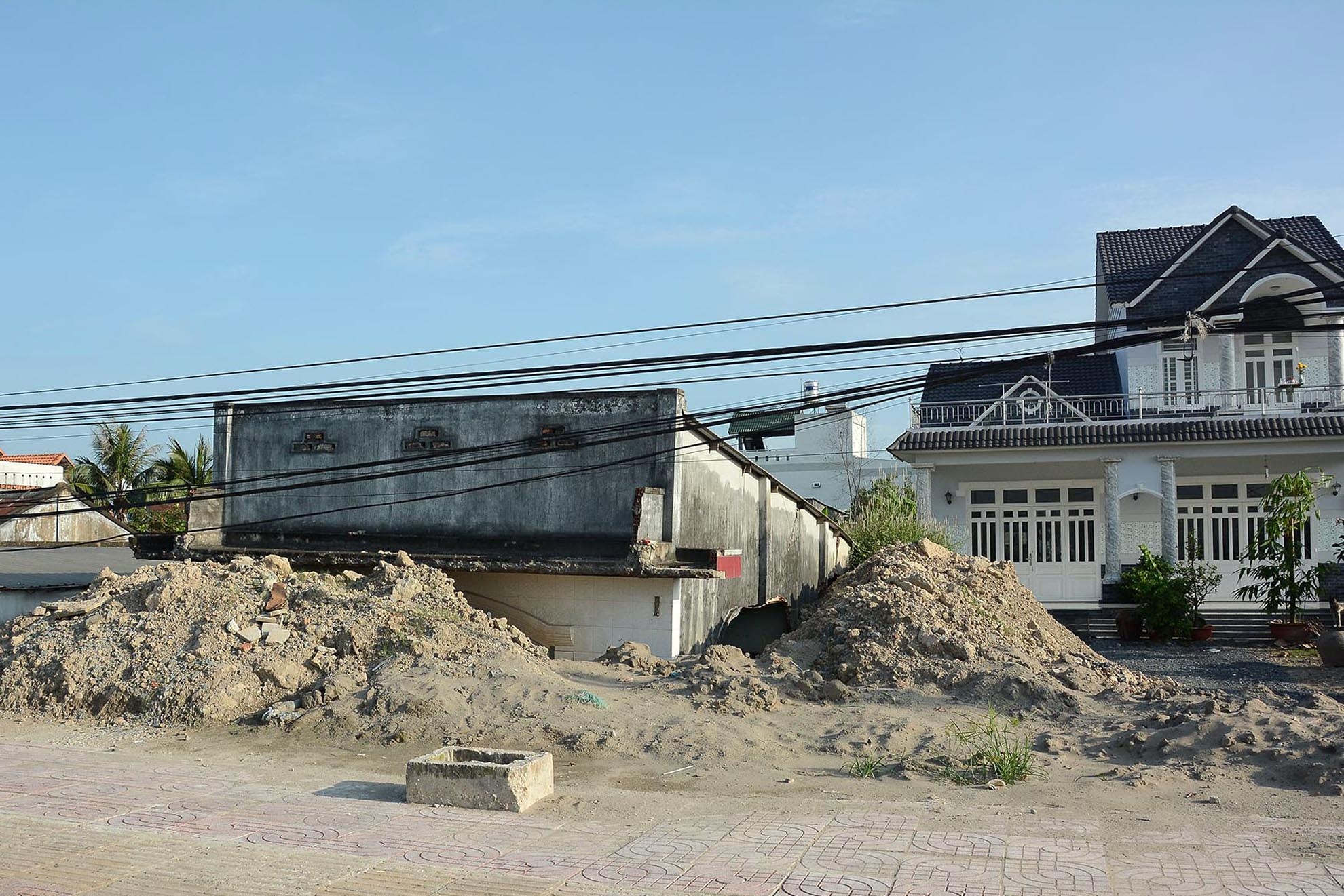 Một căn nhà đổ đầy đất cát để chuẩn bị nâng nền nhà.