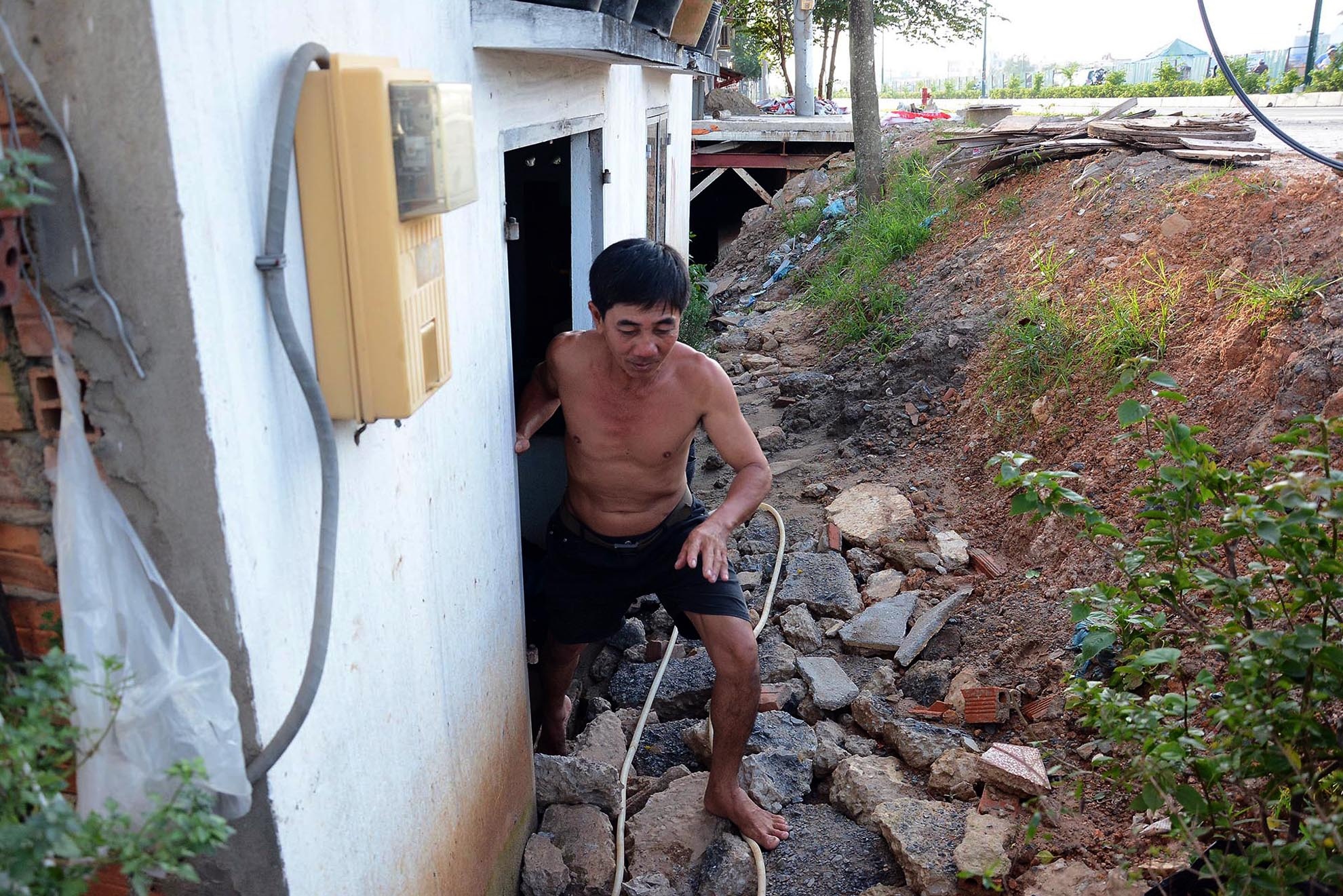 Thi công mặt đường quá cao so với nhà, làm mất lối đi vào nhà của ông Lê Hữu Lợi.