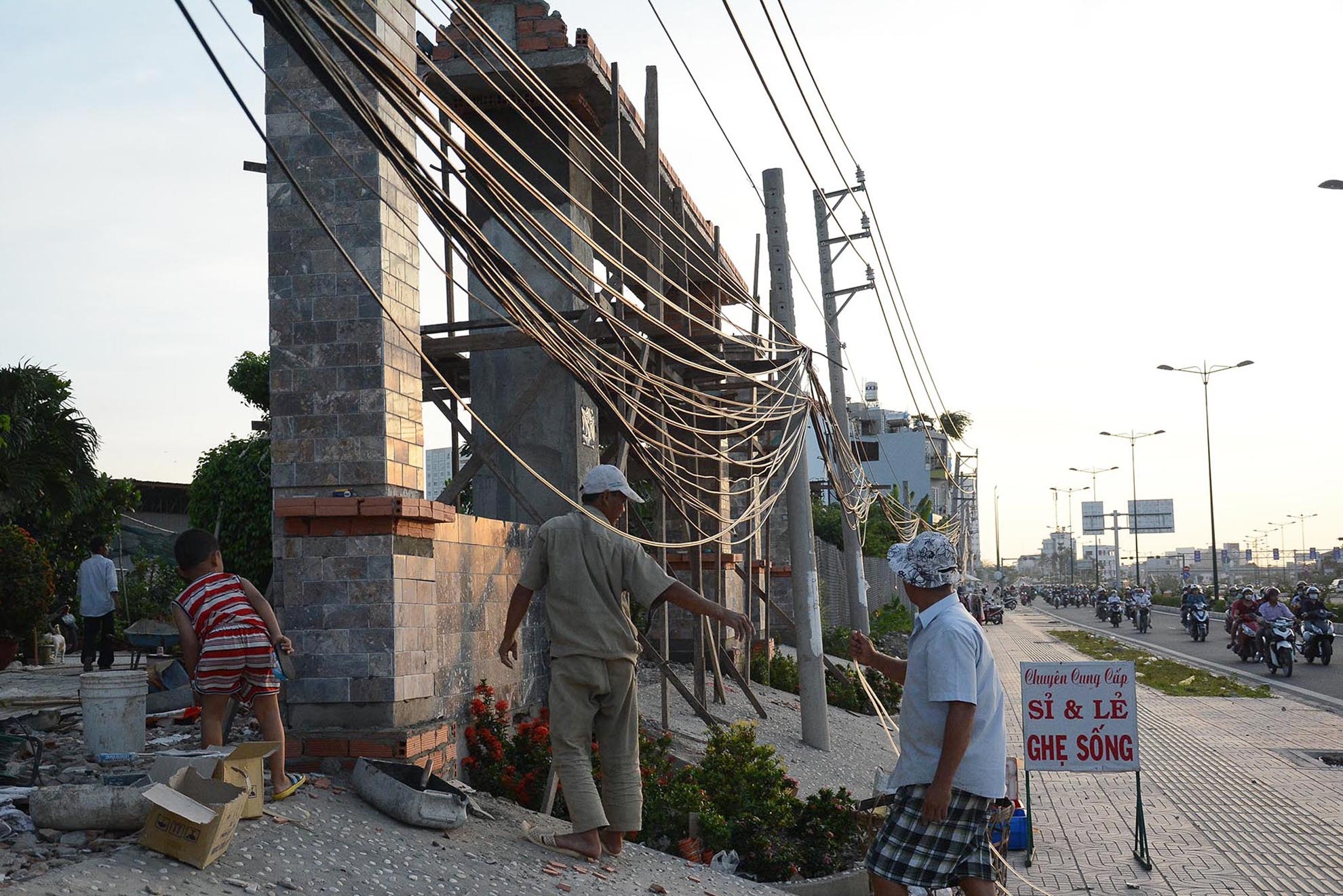 Dây điện, cáp viễn thông sà xuống vỉa hè, gây nguy hiểm cho người đi đường.