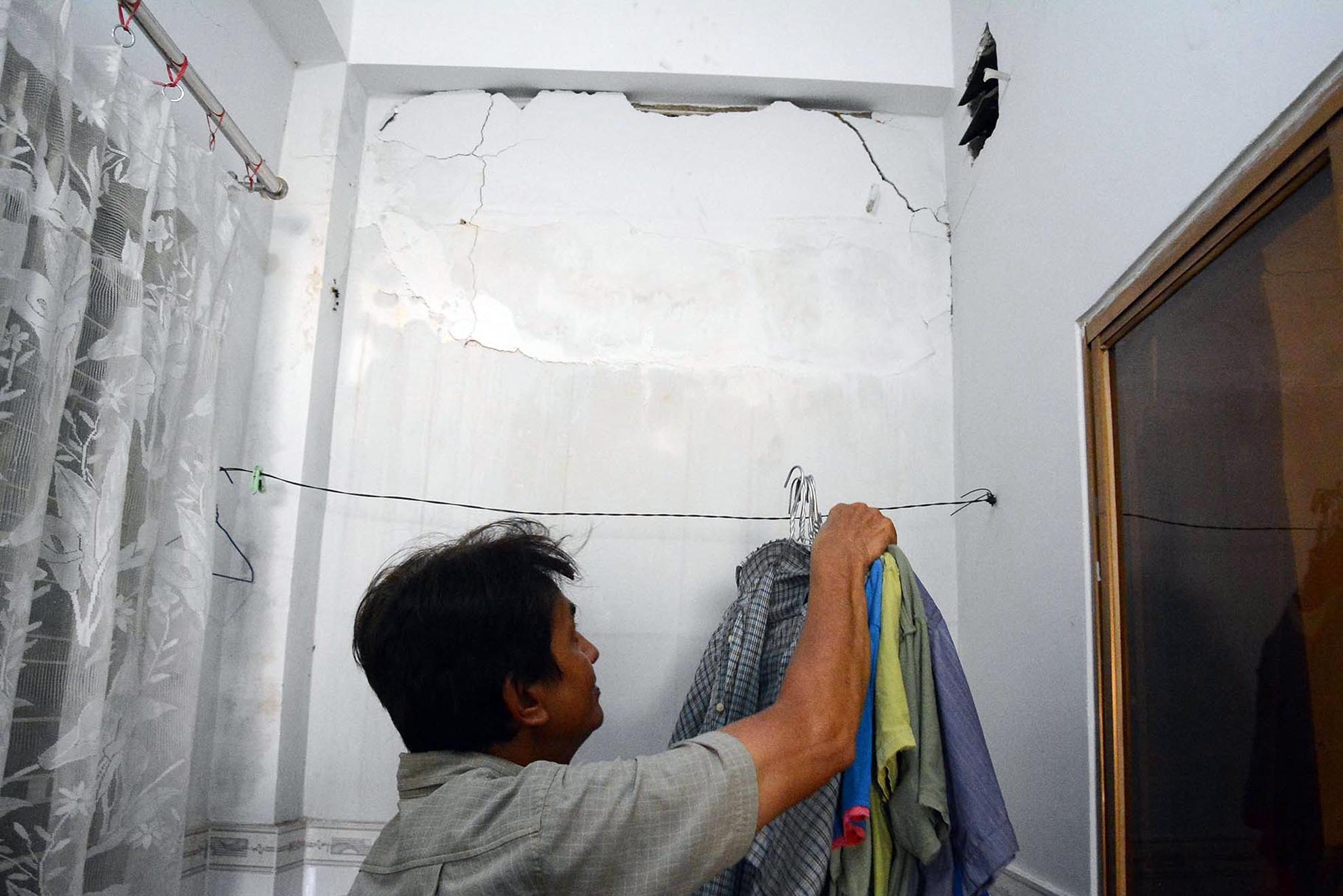 Căn nhà số 578 Kha Vạn Cân (phường Linh Đông, quận Thủ Đức, TP.HCM) của ông Phạm Quang Thông được xây dựng từ năm 2012, nền nhà anh sẽ thấp hơn mặt đường khoảng 2m khi đường Phạm Văn Đồng thi công xong. “Không chỉ nền nhà thấp hơn mặt đường mà nhà tôi còn xuất hiện nhiều vết rạn nứt trên tường từ khi tuyến đường này thi công”, ông Thông cho biết thêm.