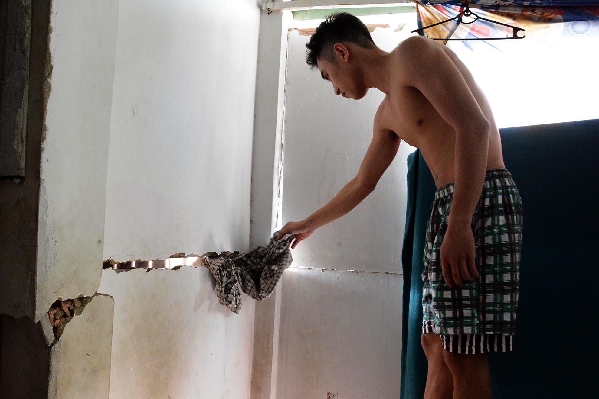 Căn nhà số 415/2, khu phố 8, phường Linh Đông, quận Thủ Đức, TP.HCM của bà Nguyễn Thị Kim Anh bị nứt tường từ khoảng 6 tháng nay, nguyên nhân là do nhiều xe lu hoạt động. 