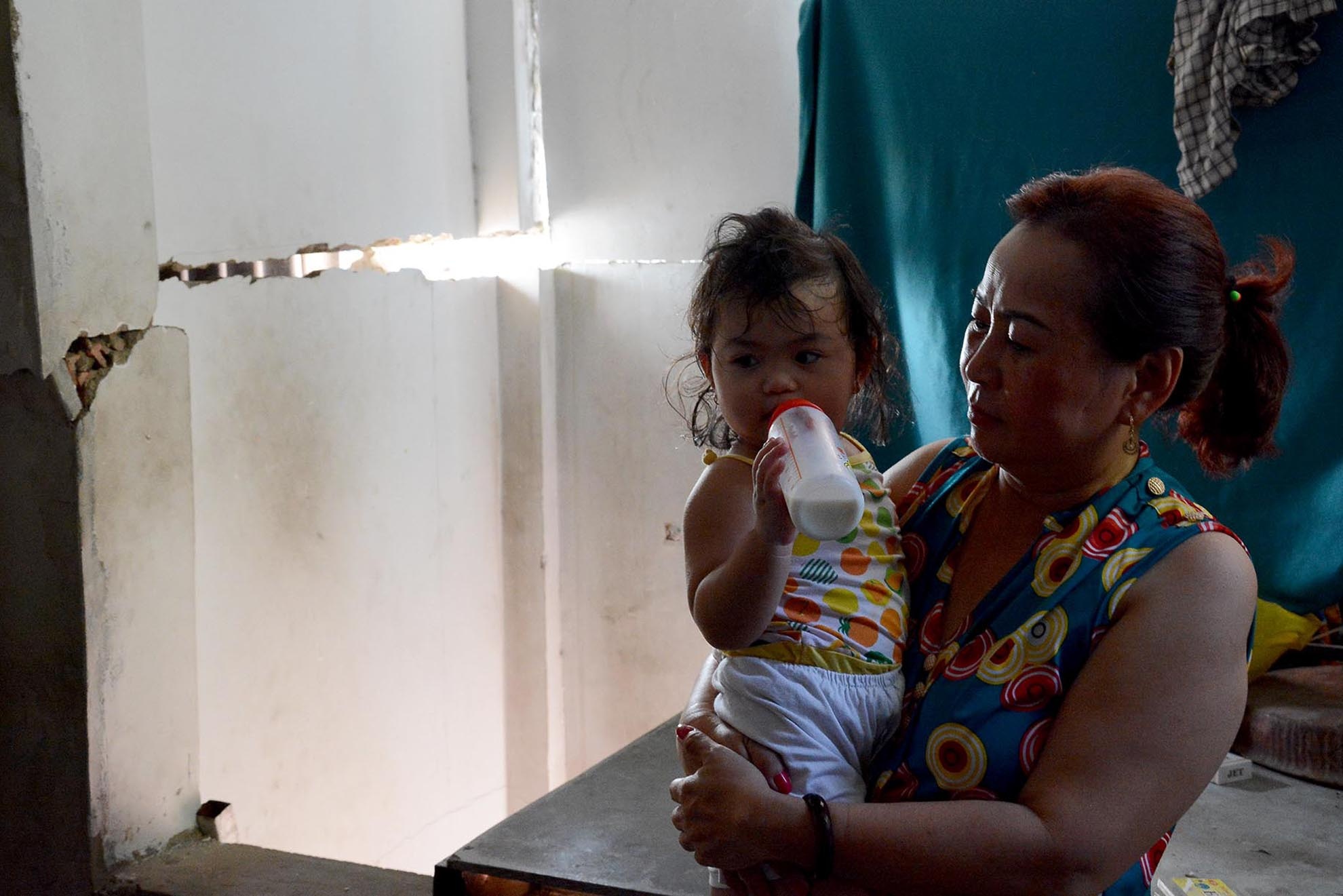 Căn nhà của bà Anh là một trong những căn nhà bị thiệt hại nặng nhất. Bà tâm sự: “Gia đình có con nhỏ nên phải sống trong lo sợ, nhiều lúc muốn chuyển đi nơi ở khác nhưng không có tiền.”