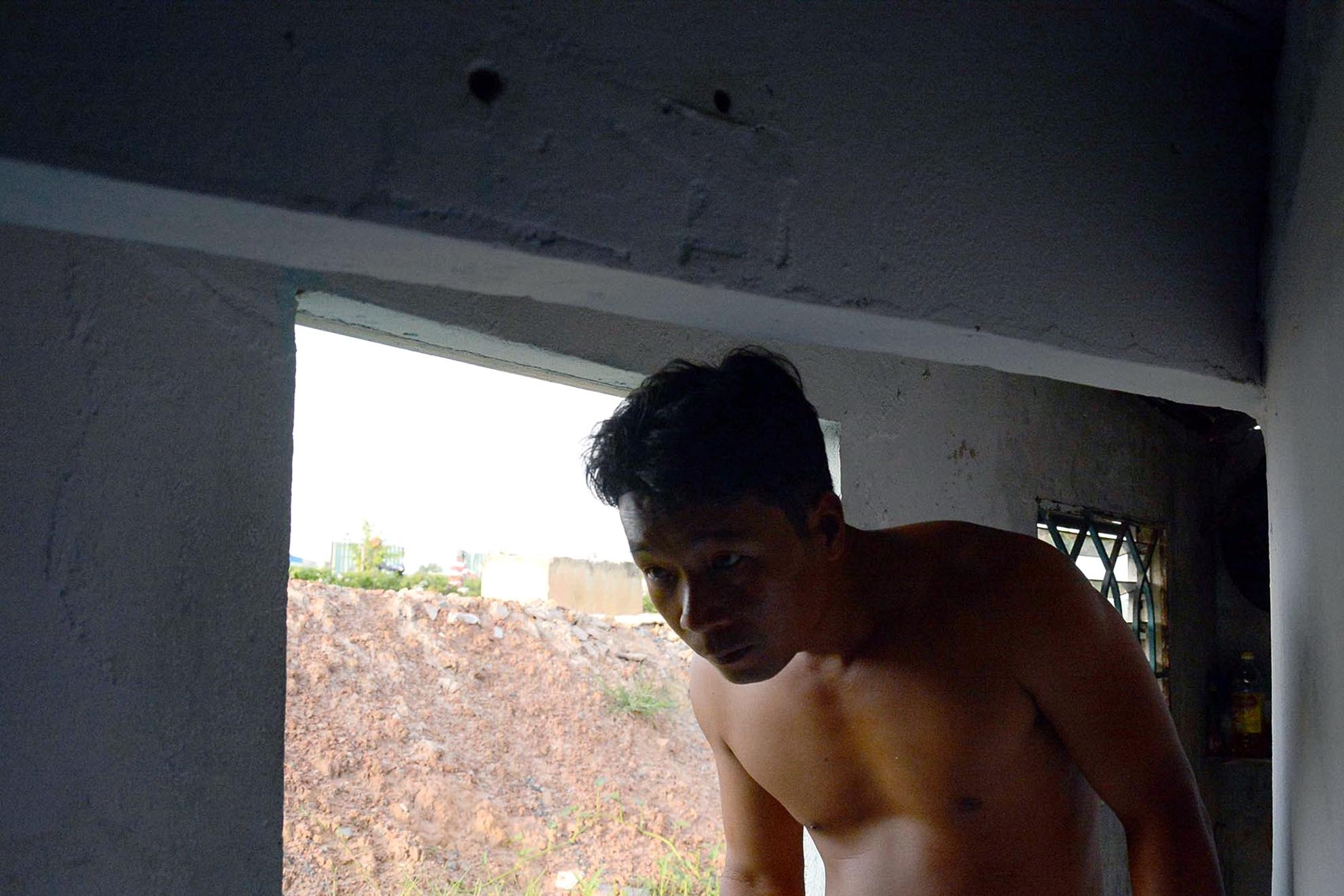 Nhà của anh Nguyễn Ngọc Tài nâng nền 2 lần nên nền và trần nhà bị thu hẹp khoảng cách, khiến cho việc đi lại và sinh hoạt gặp nhiều khó khăn.