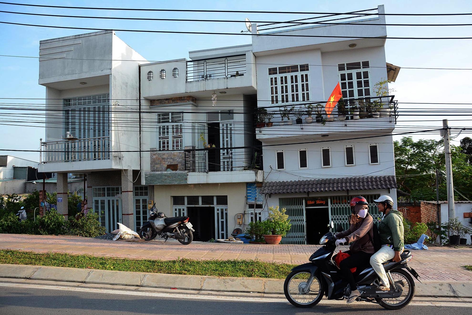 Ba căn nhà số 1058, 1060, 1062 đường Phạm Văn Đồng bị lún và nghiêng sang một bên, có nguy cơ đổ sập bất kỳ lúc nào. 