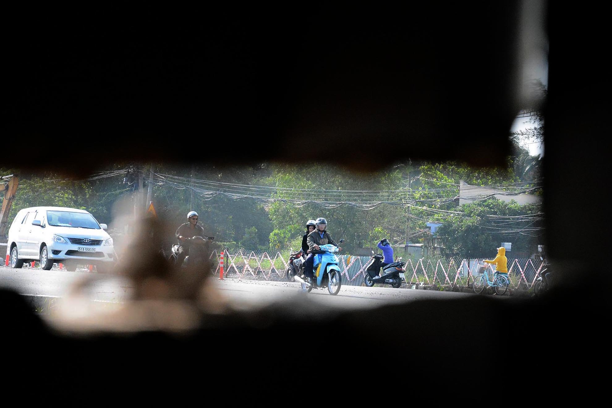 Bà Võ Thị Thảo - chủ hộ của một căn nhà bị lún cho biết: “Mỗi khi có xe tải lớn chạy qua thì nhà rung lắc, nhiều đồ đạc trên bàn dịch chuyển khiến cho việc sinh hoạt của gia đình tôi rất khổ sở.” 