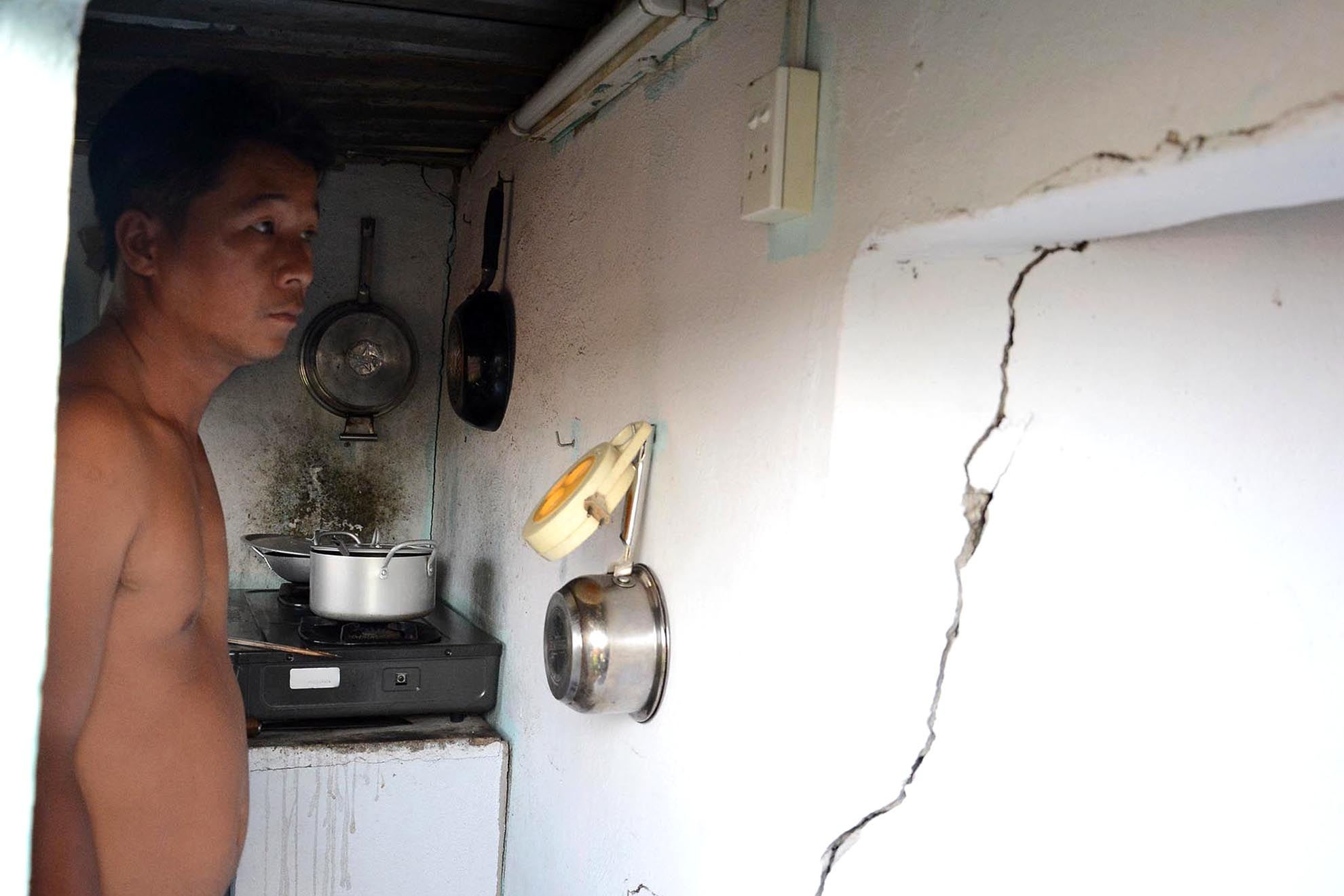 Không chỉ nhà bị nghiêng, nứt tường mà tiếng ồn và bụi đã ảnh hưởng không nhỏ đến cuộc sống sinh hoạt hằng ngày của người dân sống ven hai bên đường.