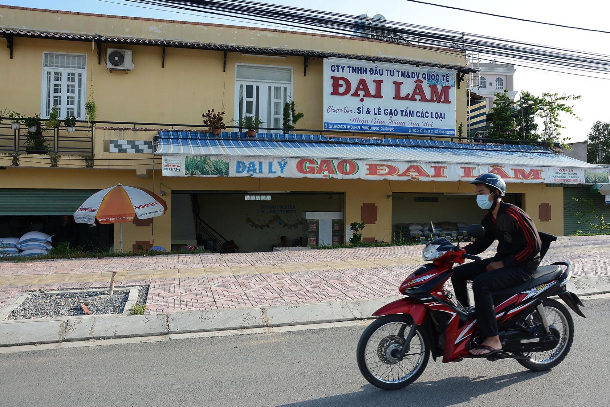 Mặt đường cao hơn nửa mặt tiền căn nhà, cũng làm ảnh hưởng đến việc sản xuất kinh doanh.