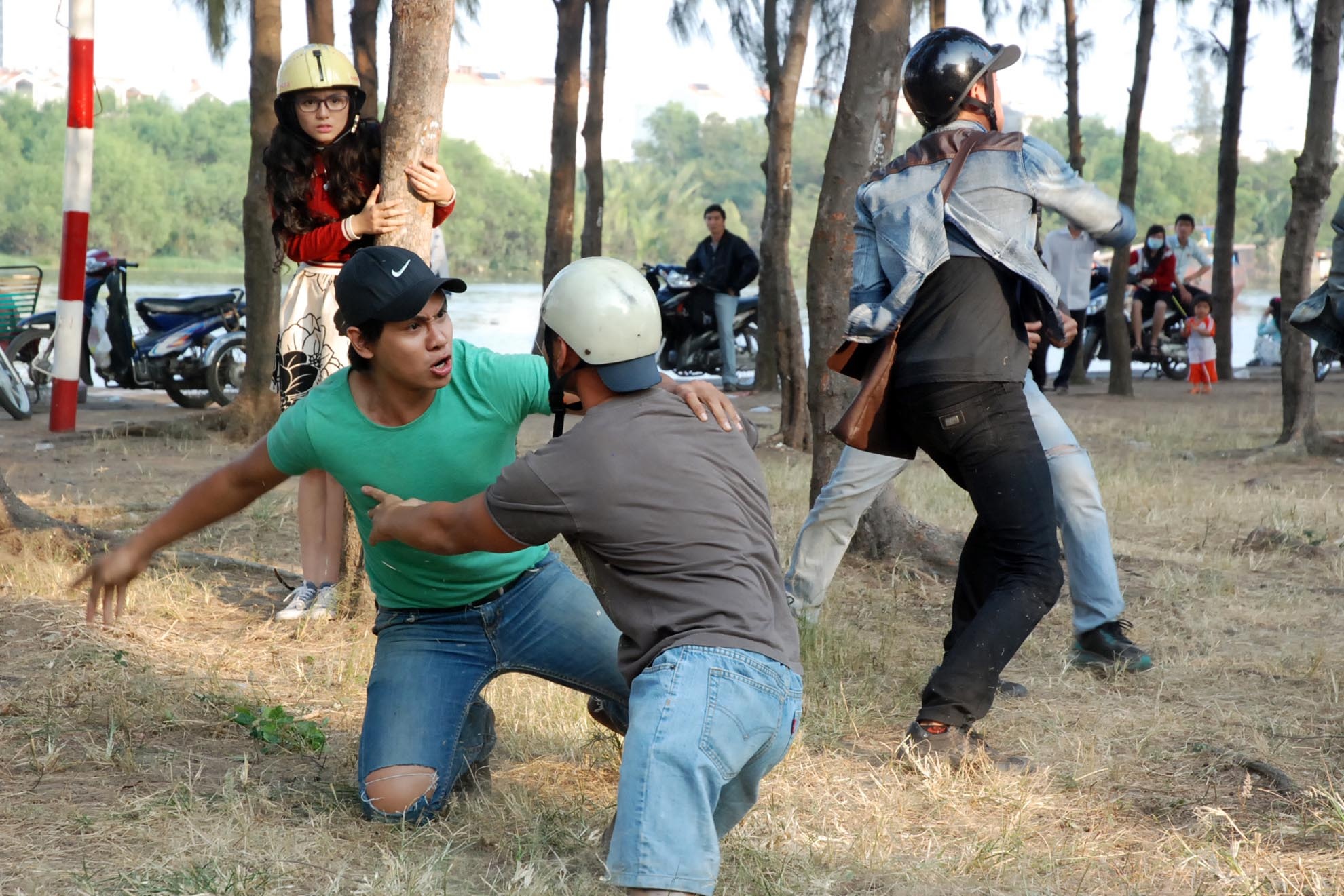 Một điều cực kỳ thú vị, là Lợi đã bén duyên với điện ảnh khi tình cờ gặp đạo diễn Việt Bảo và được mời đóng vai thám tử trong phim Chuyện Xứ Dừa. Và mới đây nhất là anh vào vai bụi đời trong phim “Truy Đuổi”. (Ảnh nhân vật cung cấp)