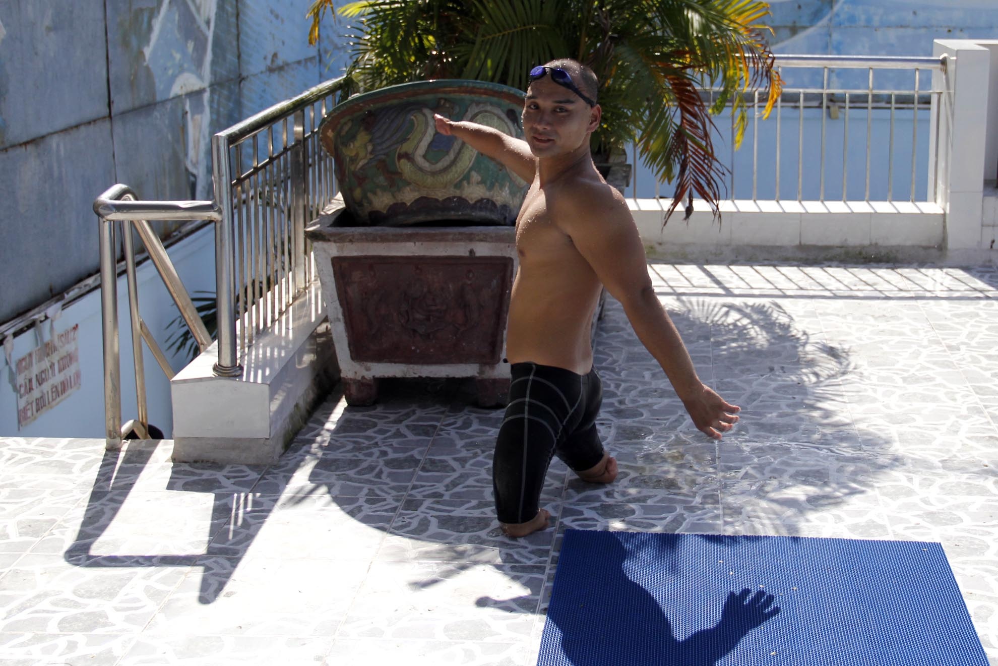 Khi vừa chào đời Nguyễn Hồng Lợi đã bị cụt cả 2 chân và teo một tay phải vì thế nên anh xưng là Cụt. Nhiều người rất ngại gọi như vậy vì sợ anh sẽ buồn thế nhưng Lợi chưa từng mặc cảm mà lại yêu thích tên gọi vui như thế.