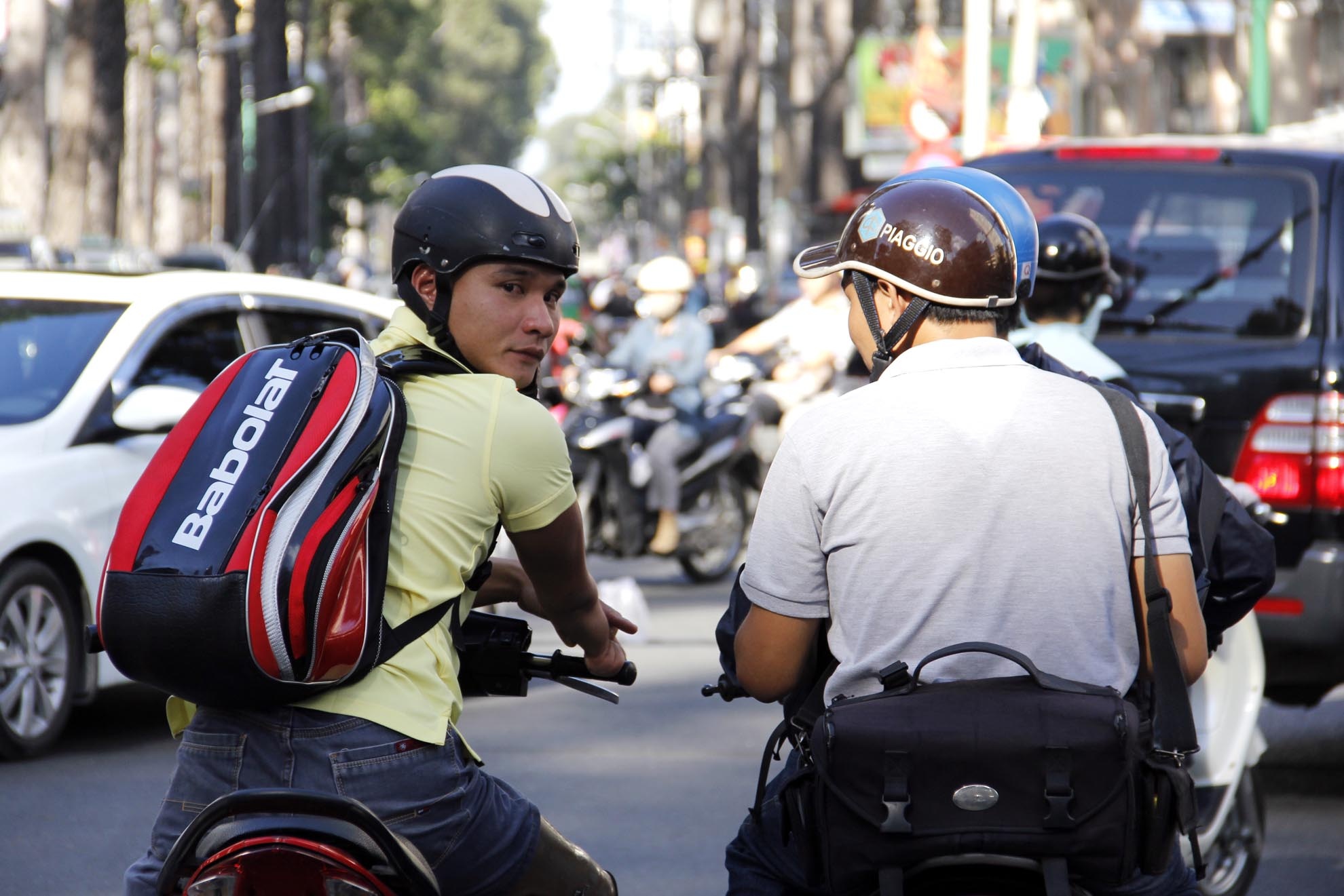 Ngoài giờ tập luyện, Lợi giúp đưa đón các em trong Làng Hòa Bình đi học. Hướng dẫn chỉ bảo, giúp các cô bảo mẫu trong trung tâm cùng chăm sóc các em.