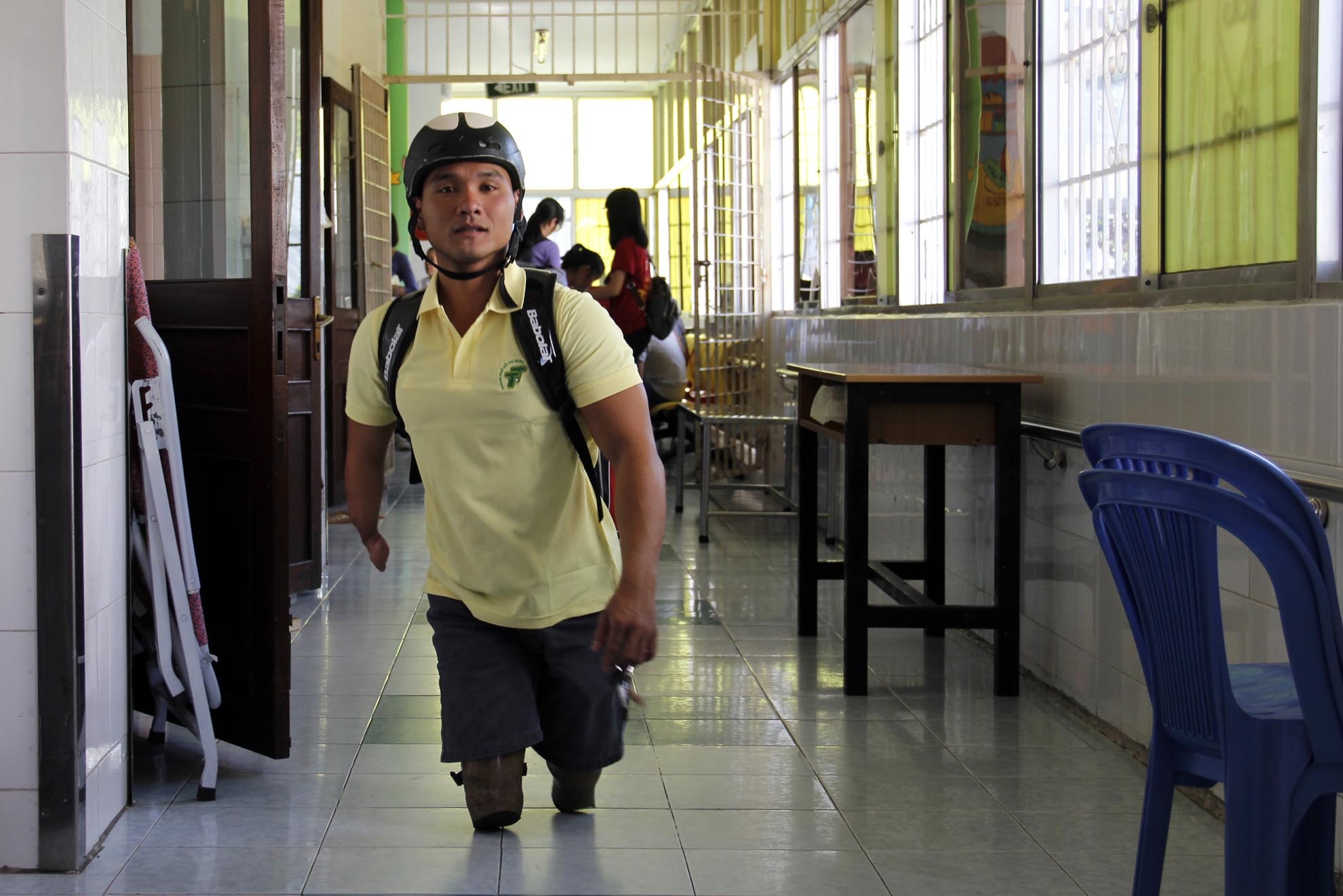 Gia đình Lợi rất nghèo khó nên vào năm anh 5 tuổi gia đình xin gửi vào bệnh viên Từ Dũ để có diều kiện chăm sóc tốt hơn. Đây cũng được xem như cái nôi để anh lớn lên trưởng thành và mạnh mẽ bước vào cuộc sống.