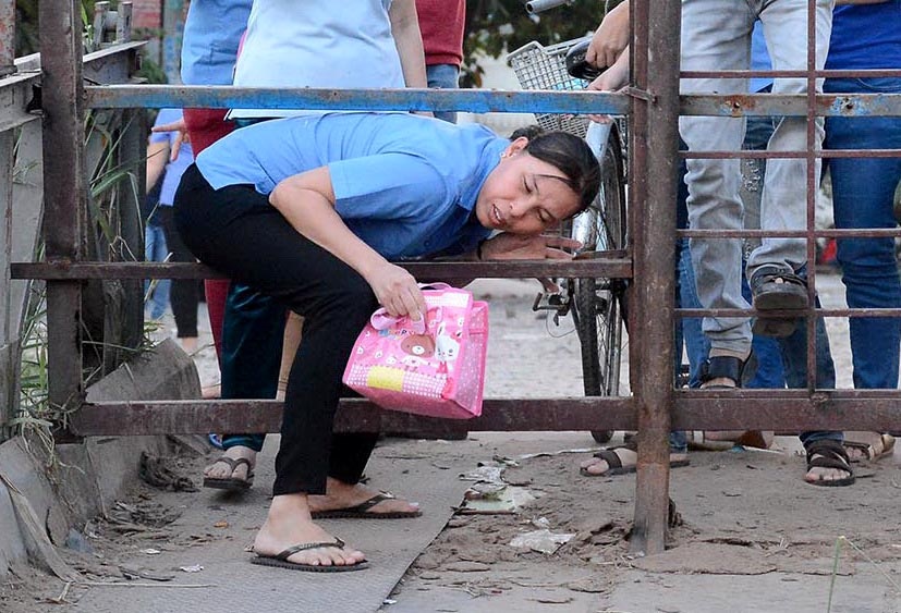 Cô Nguyễn Thị Ba, tâm sự: “Thấy các em học sinh đi qua chiếc cầu thấy cũng sợ và nguy hiểm, cũng mong chính quyền địa phương sớm giúp đỡ để cho người dân đi lại an toàn hơn.”