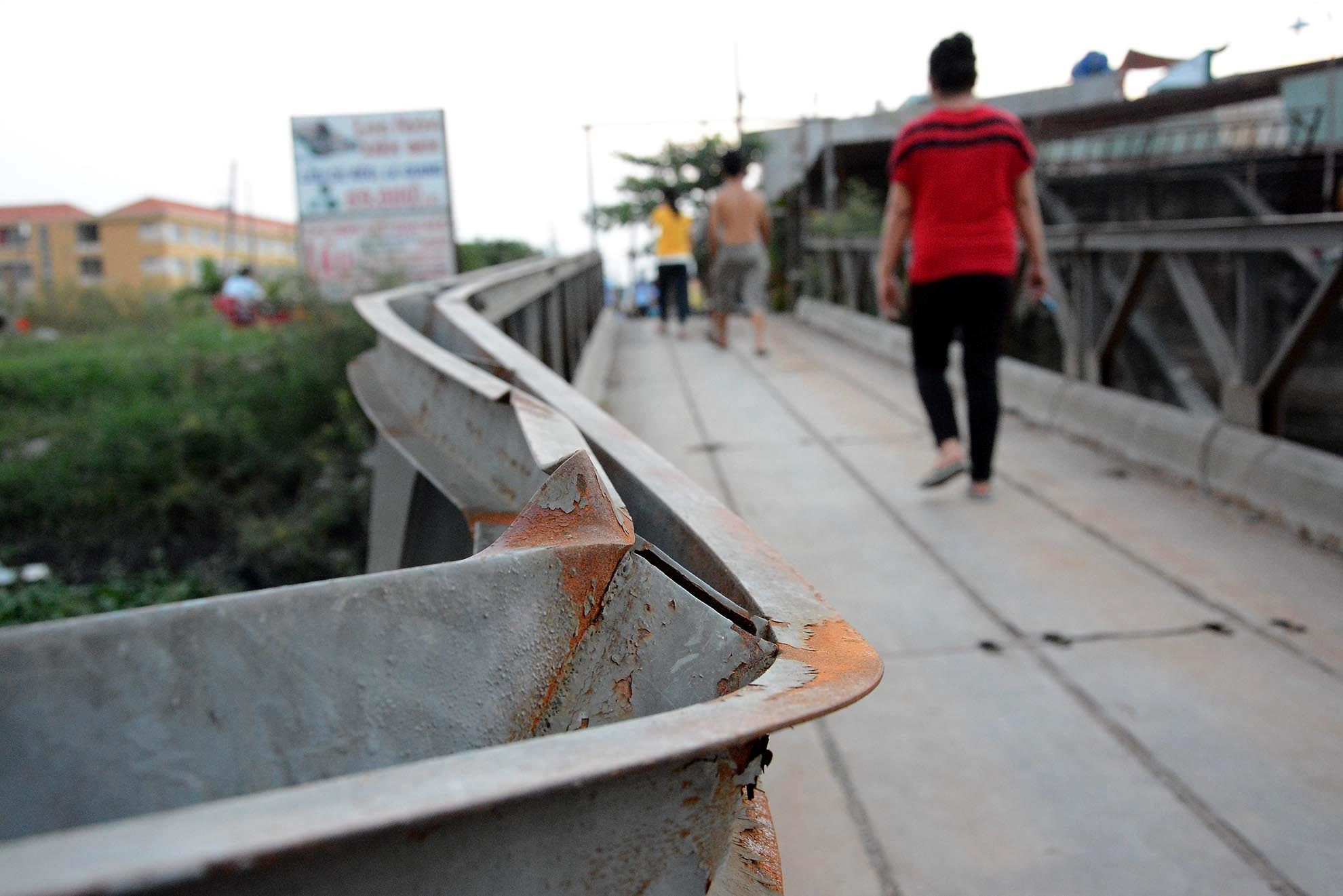 Cầu sập làm cho nhiều người hạn chế qua lại khu vực nên cũng ảnh hưởng đến việc kinh doanh của các quán ăn.