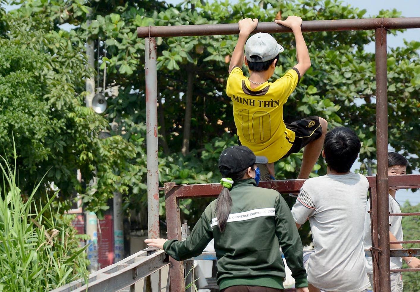 Khu phố đã dùng rào chắn ngăn để mọi người không đi qua cây cầu này, nhưng một số người tự ý phá rào chắn để cố tình đi qua cầu.