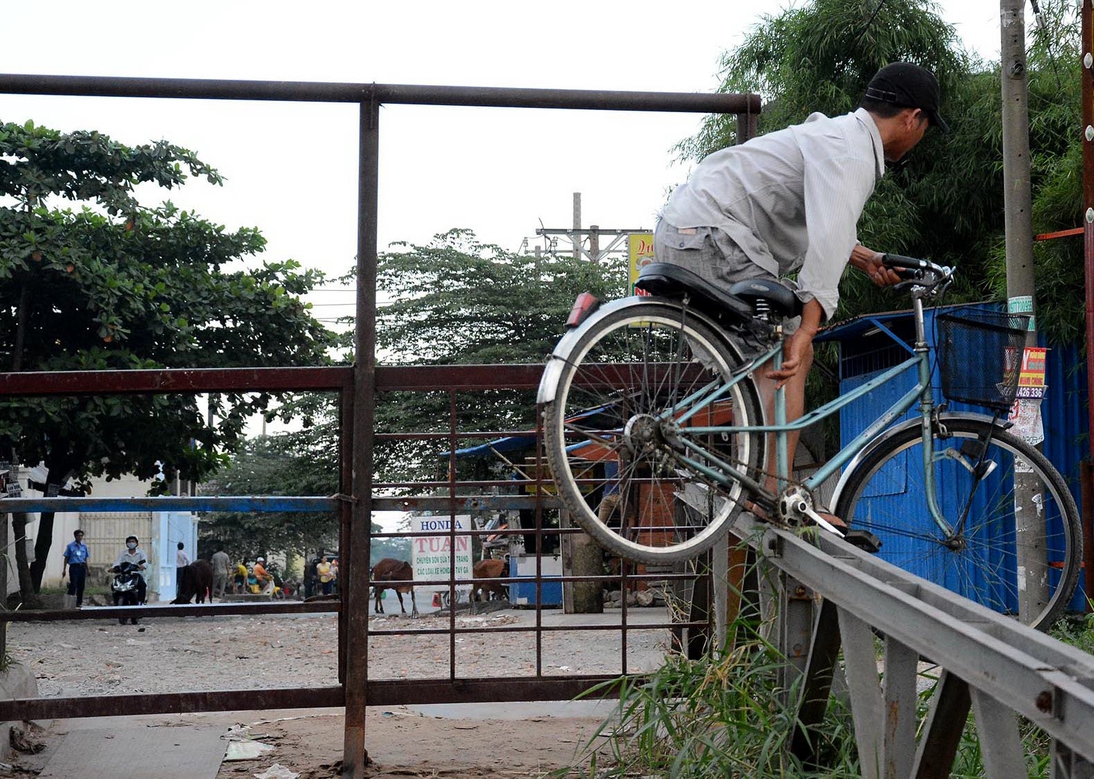 Khu phố đã dùng rào chắn ngăn để mọi người không đi qua cây cầu này, nhưng một số người tự ý phá rào chắn để cố tình đi qua cầu.