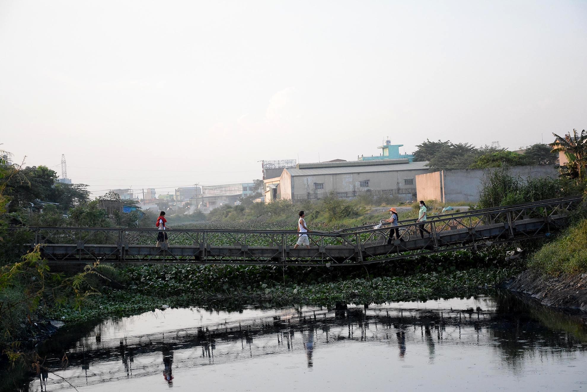 Tuy mới được xây dựng và đưa vào sử dụng cách đây 2 năm nhưng cầu sắt đã xuống cấp và có nguy cơ đổ sập bất cứ lúc nào, nhưng hằng ngày học sinh Trường tiểu học Bình Hưng Hòa và công nhân thuộc Khu công nghiệp quận 12 vẫn đi qua lại chiếc cầu này rất nguy hiểm. 