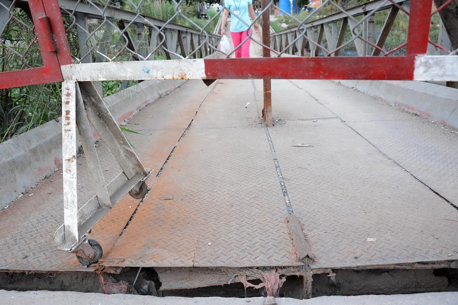 Ông Nguyễn Văn Đức (65 tuổi), phường Bình Hưng Hòa, quận Bình Tân cho biết: “cầu bị gãy khoảng hơn 1 tháng nhưng nhiều người vẫn qua lại cây cầu này, trời mưa nhiều người bị trợt té ngã rất nguy hiểm”. 