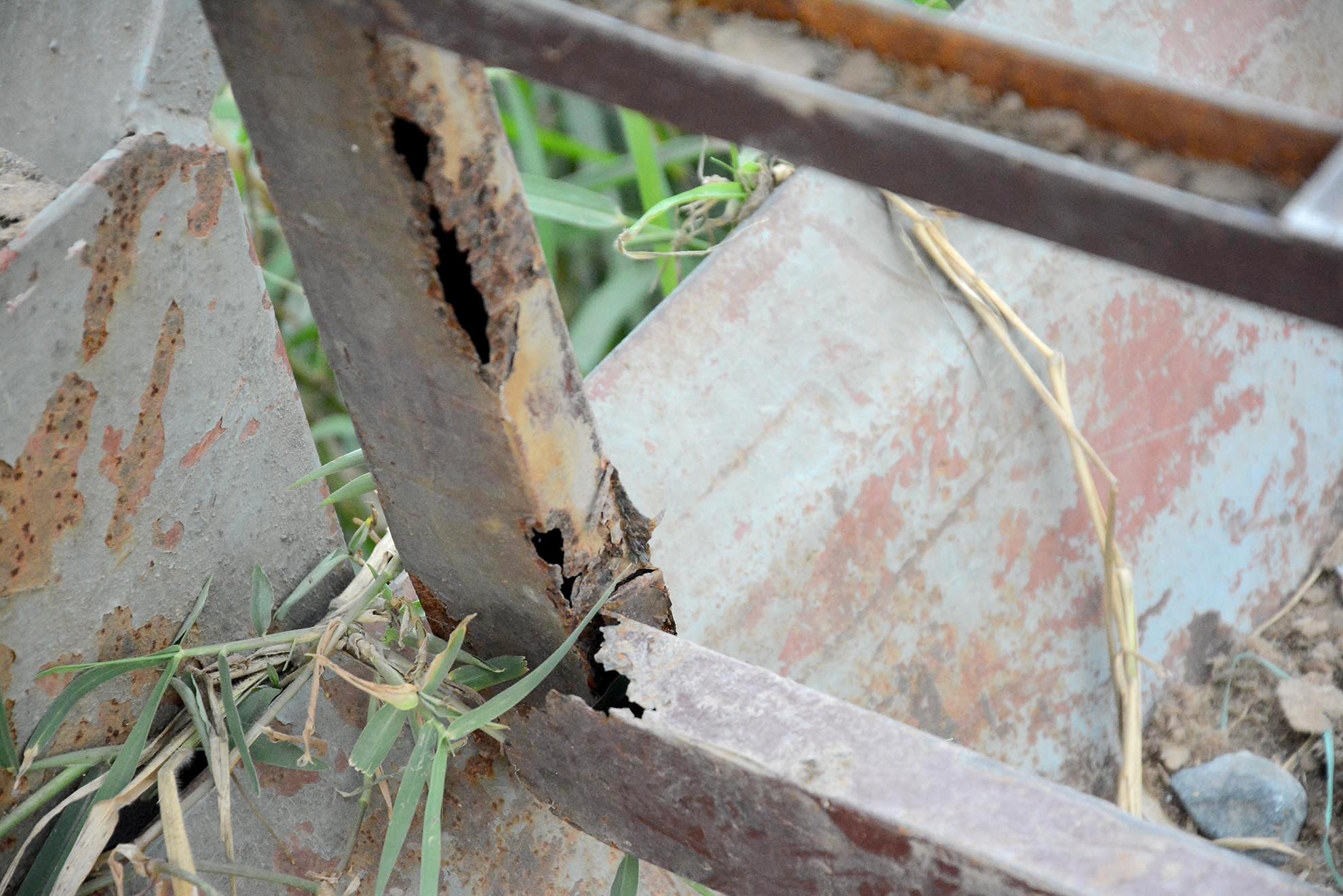 Thanh sắt của thành cầu bị gỉ sắt, làm cho cây cầu có nguy cơ đổ sập bất kỳ lúc nào.