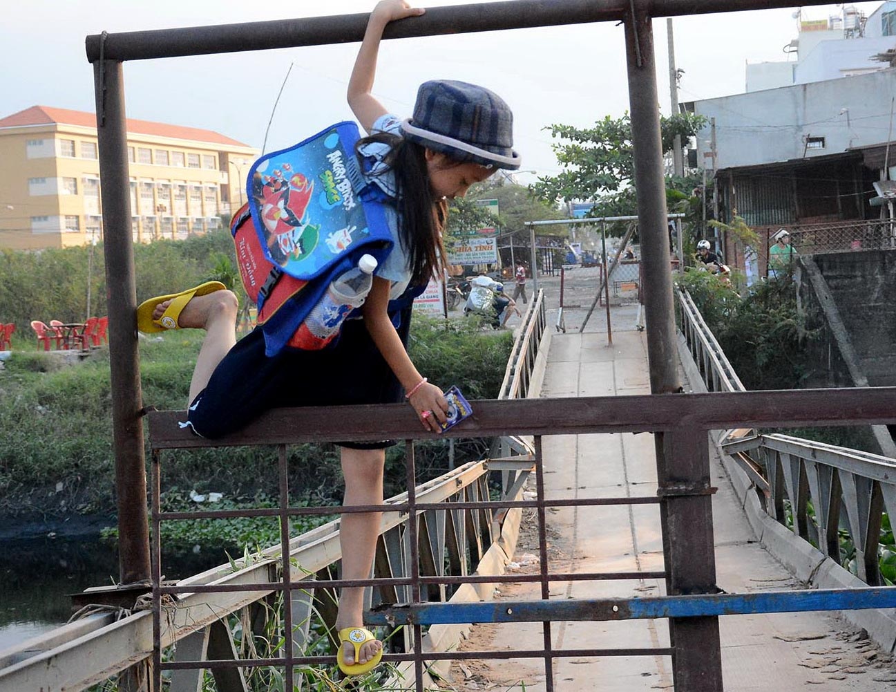 Nguoi Sai Gon lieu minh vuot rao qua cau gay hinh anh