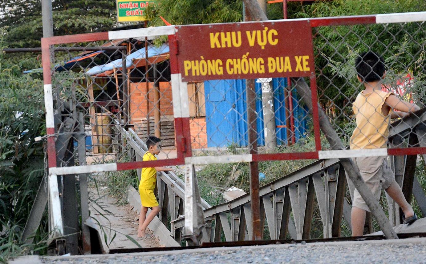 Nhiều em nhỏ xem cầu gãy là nơi vui chơi, chạy nhảy trên cầu cũng rất nguy hiểm. 