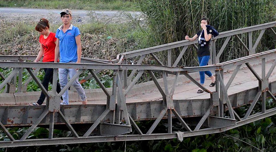 Lieu minh vuot rao qua cau gay o Sai Gon hinh anh