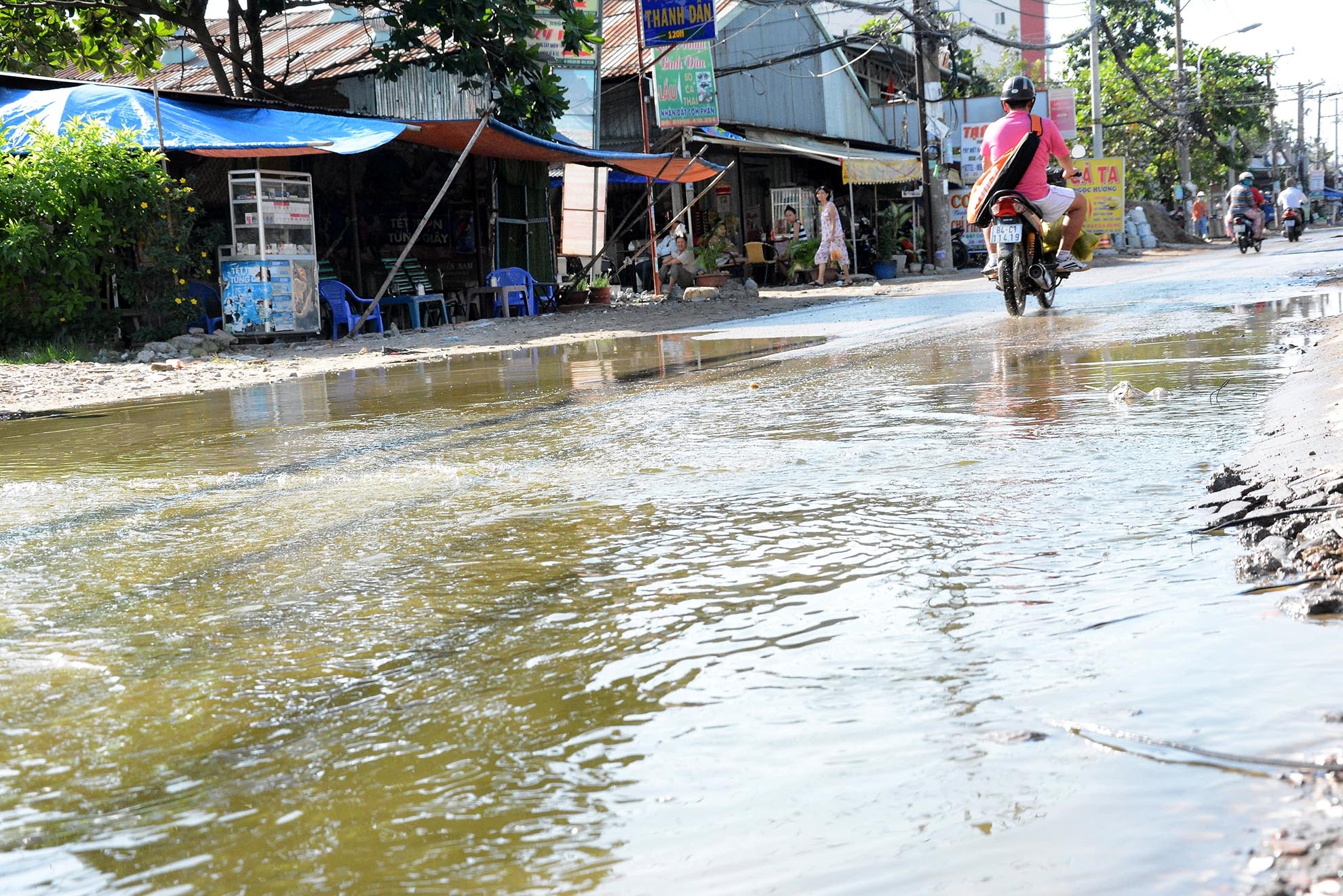 Thời tiết không mưa, không triều cường nhưng đường vẫn ngập lênh láng nước.