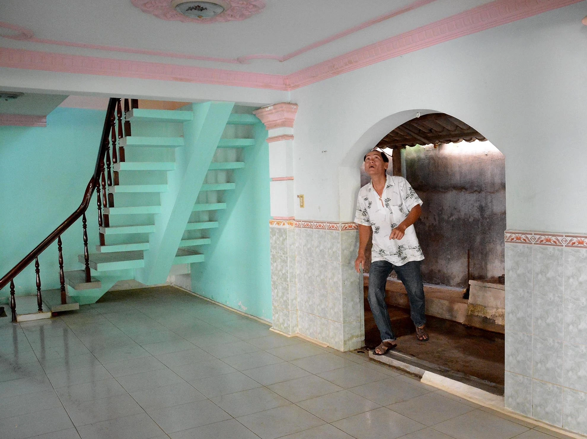 Trần nhà và nền nhà của anh Tuấn chỉ còn cách nhau 2 mét do căn nhà này đã bị nâng nền đến 4 lần nhưng nền nhà vẫn thấp hơn mặt đường.