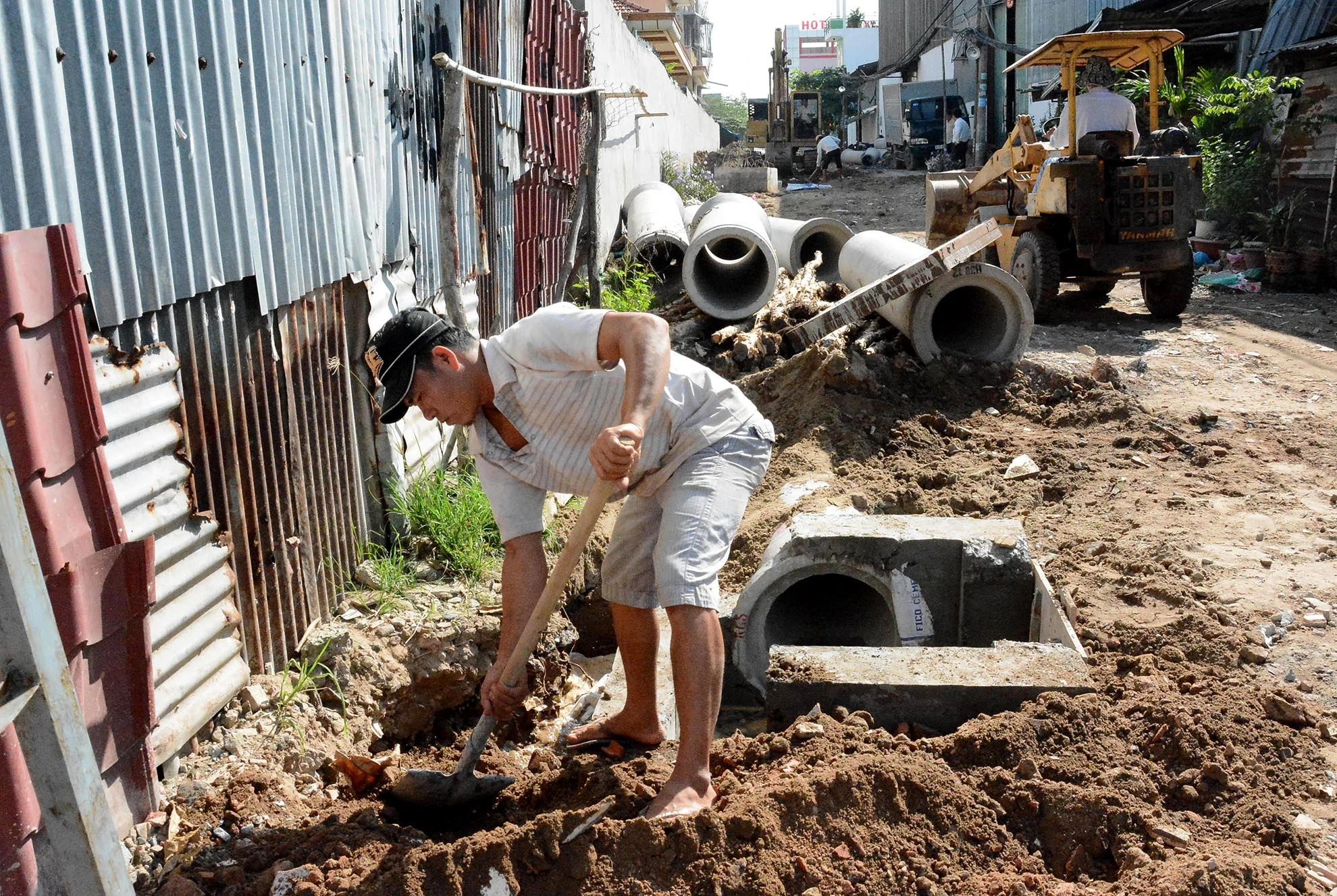 Sau khi người dân bức xúc phản ánh và các cơ quan báo đài lên tiếng thì cơ quan chức năng mới tiến hành cho lắp đặt cống thoát nước tại một vài nơi.