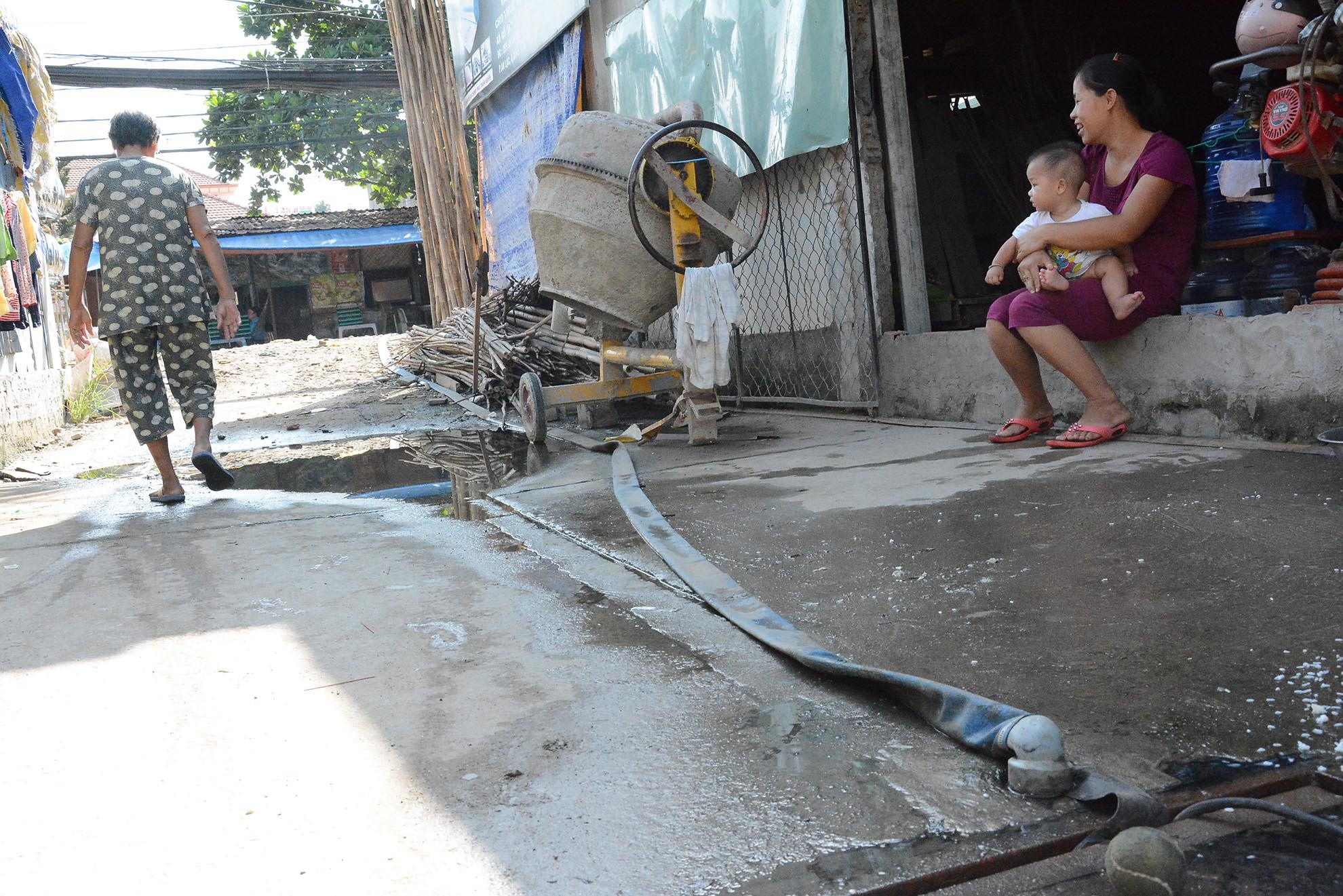 Không riêng gì nhà của anh Tuấn mà hàng trăm hộ dân nơi đây phải ngày ngày đối diện với nước ngập. Để ngăn nước không tràn vào nhà, người dân đã bỏ ra không ít tiền của để nâng nền nhà, đổ bê tông phía trước taluy đường. 