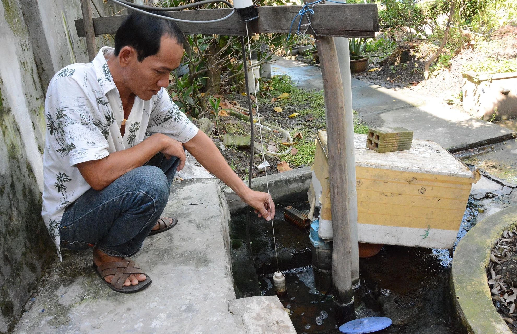 Tình cảnh mưa thì ngập, nắng thì bụi đầy nhà vẫn đang ám ảnh cuộc sống của người dân nơi đây.