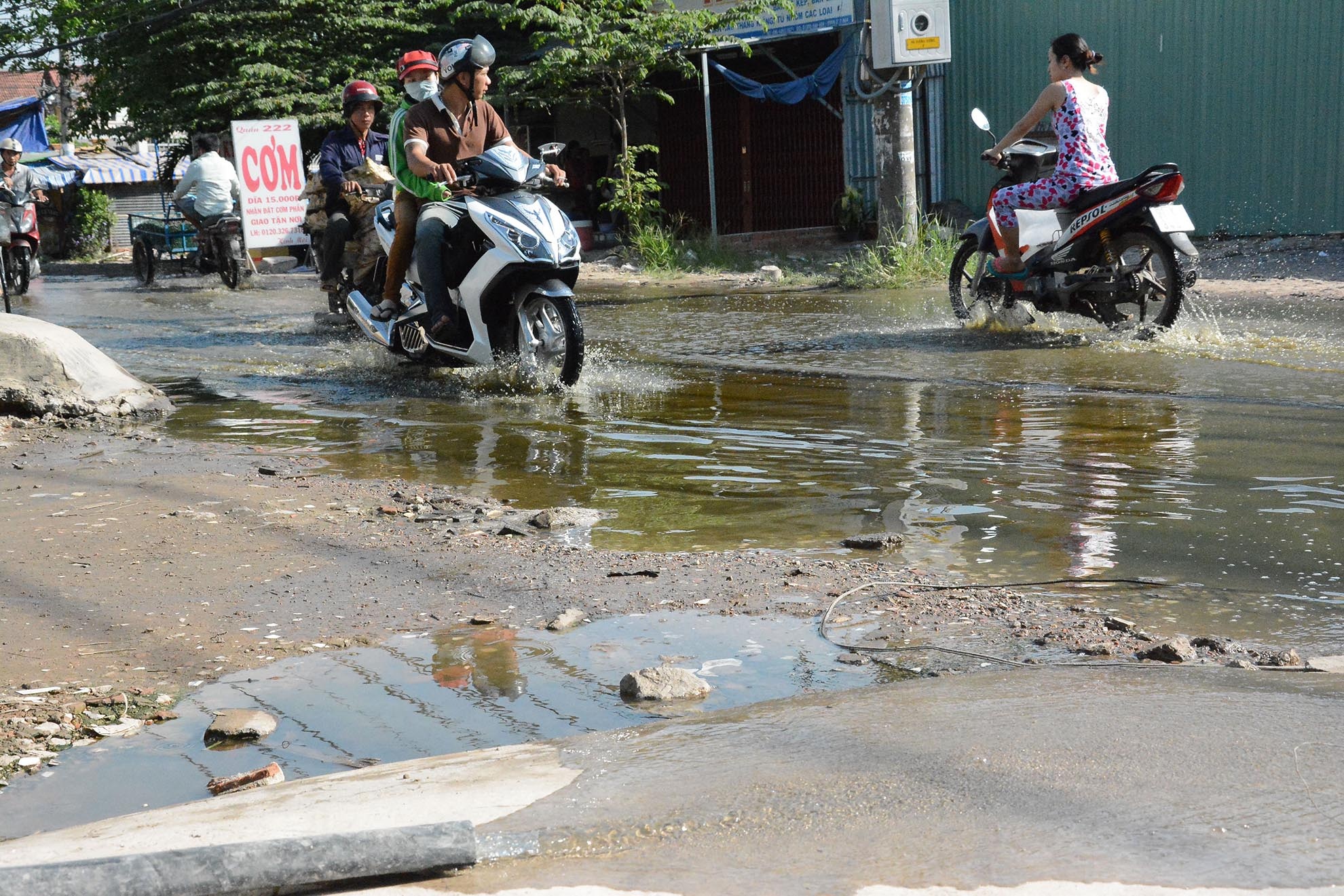 Nước thải sinh hoạt xả rơi đừng không chỉ ảnh hưởng đến những hộ dân xung quanh mà còn làm ảnh hưởng đến việc lưu thông của người đi đường.