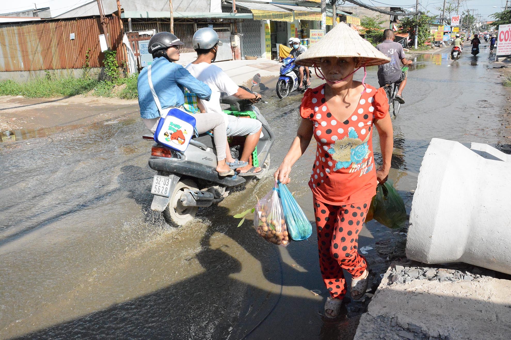 Chị Thơ, một người dân sống gần khu vực cho biết: Trời nắng thì còn đỡ, chứ gặp mưa và triều cường thì trong nhà cũng như ngoài đường đều ngập lênh láng.