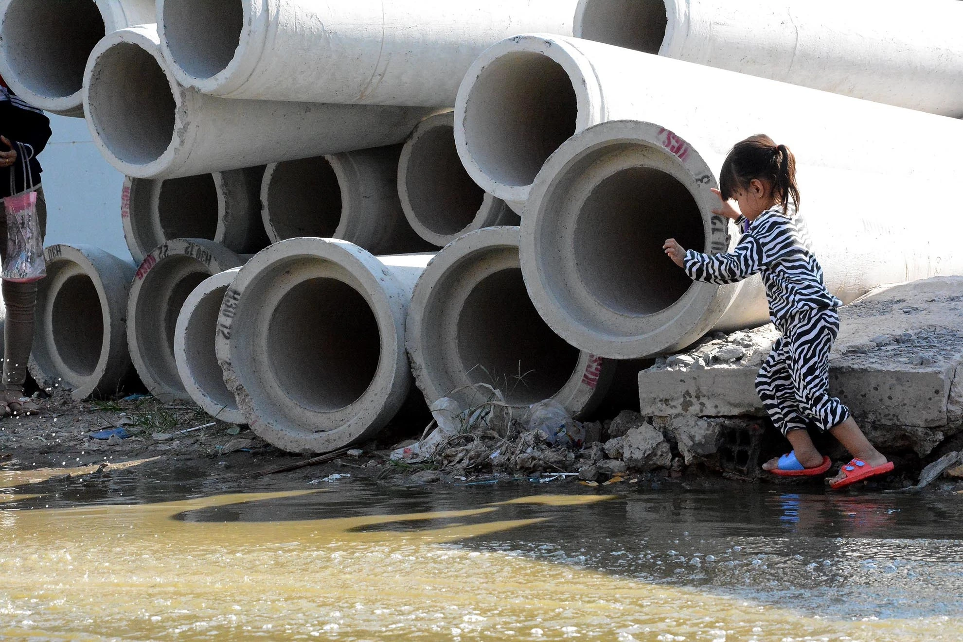 Nhà thấp hơn đường nên để thoát nước, người dân phải dùng máy bơm. Nước ngập đường cũng khiến cho việc đi lại của người đi bộ cũng gặp nhiều khó khăn.