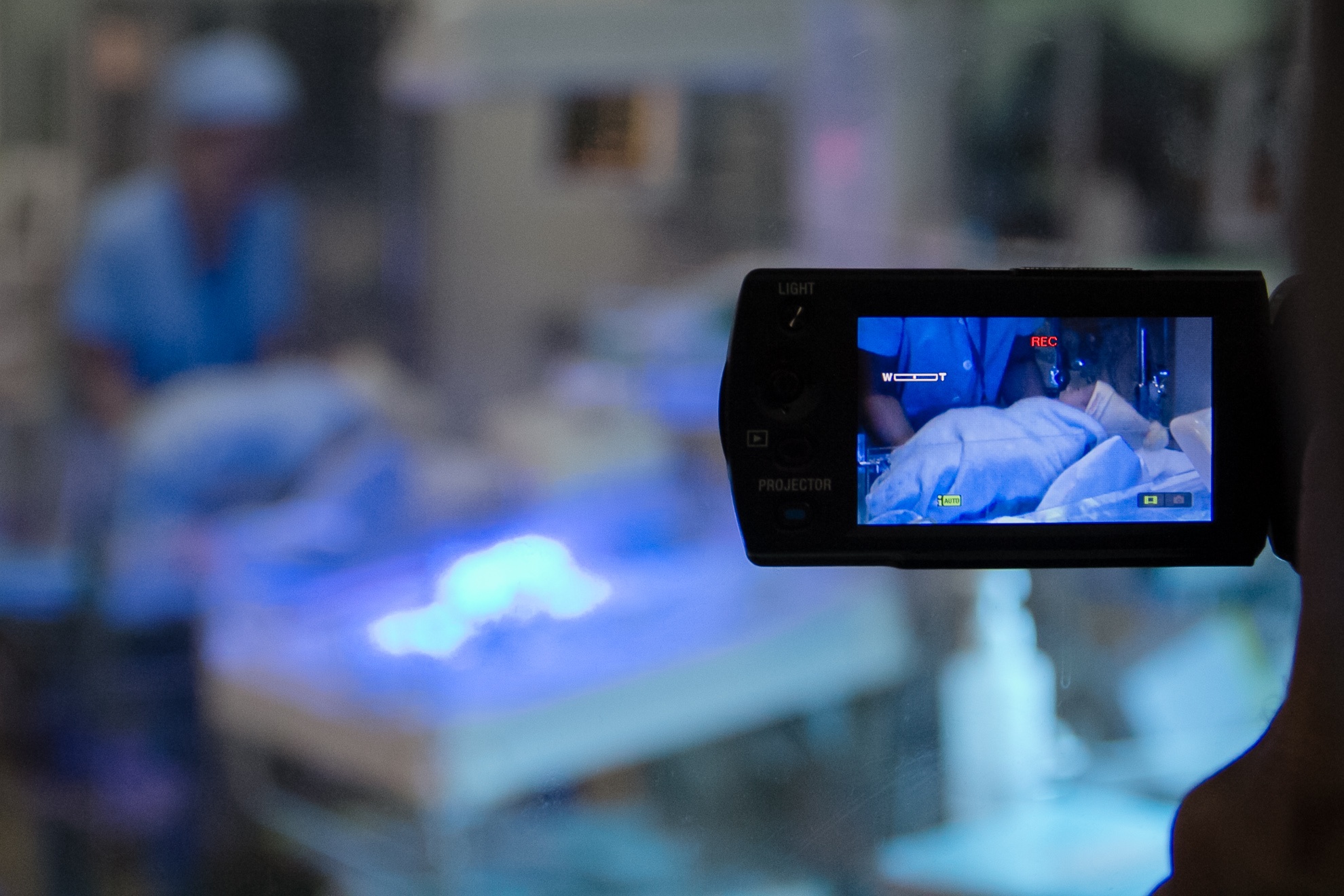 Bác sĩ Tâm chia sẻ, 18 năm qua đây là lần đầu tiên chị gặp trường hợp đáng thương và nguy hiểm như thế này. Nhưng mừng là bây giờ bé đã khỏe mạnh., mỗi ngãy bé bú khoảng 7,8 lần, mỗi lần được 70-80ml sữa.