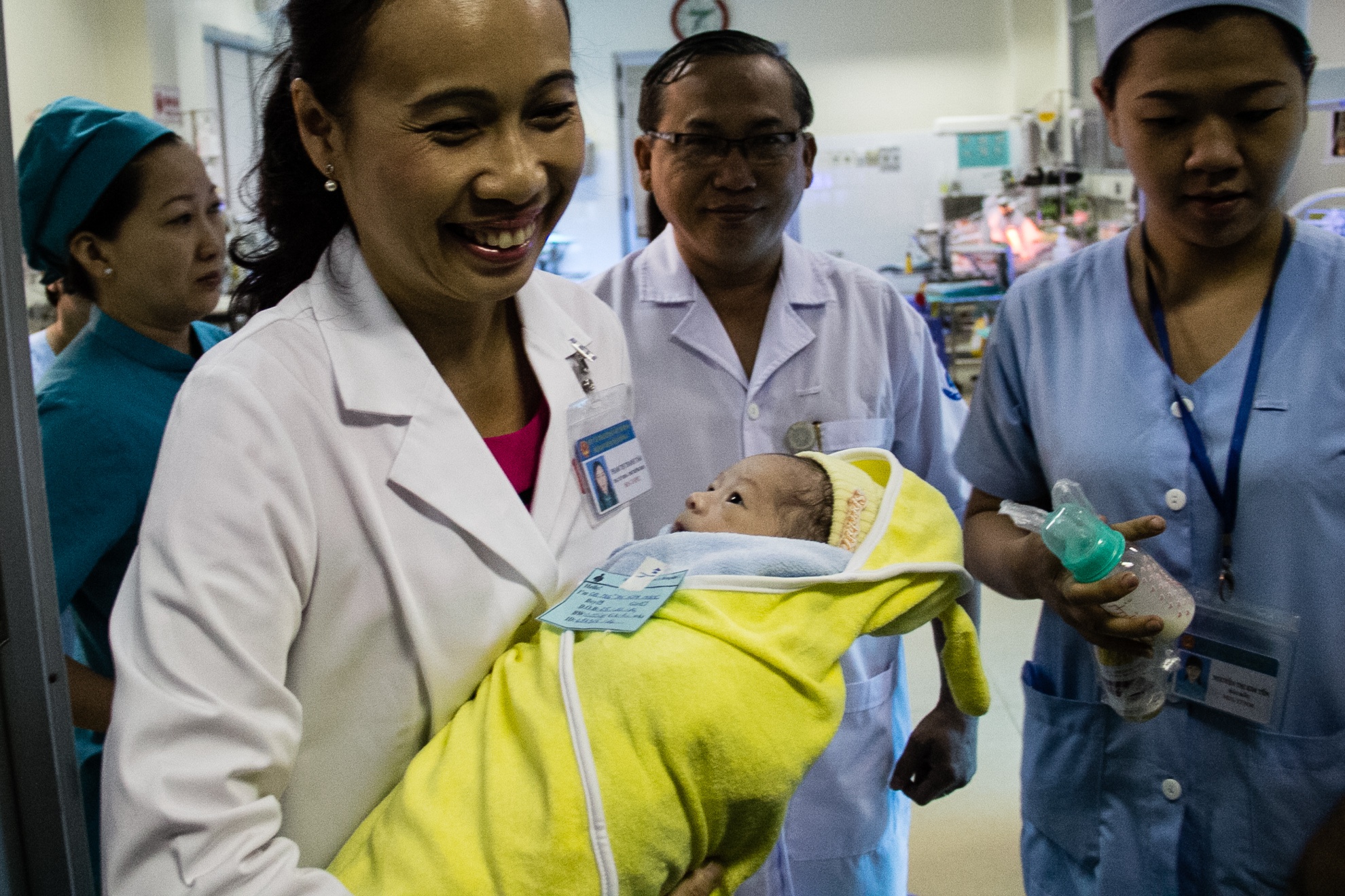 Trong 25 ngày chữa trị đặc biệt em đã được các y bác sĩ chăm sóc tận tình, cùng với sức sống mãnh liệt, sức khỏe bé gần như bình phục hoàn toàn trong niềm vui của mọi người.