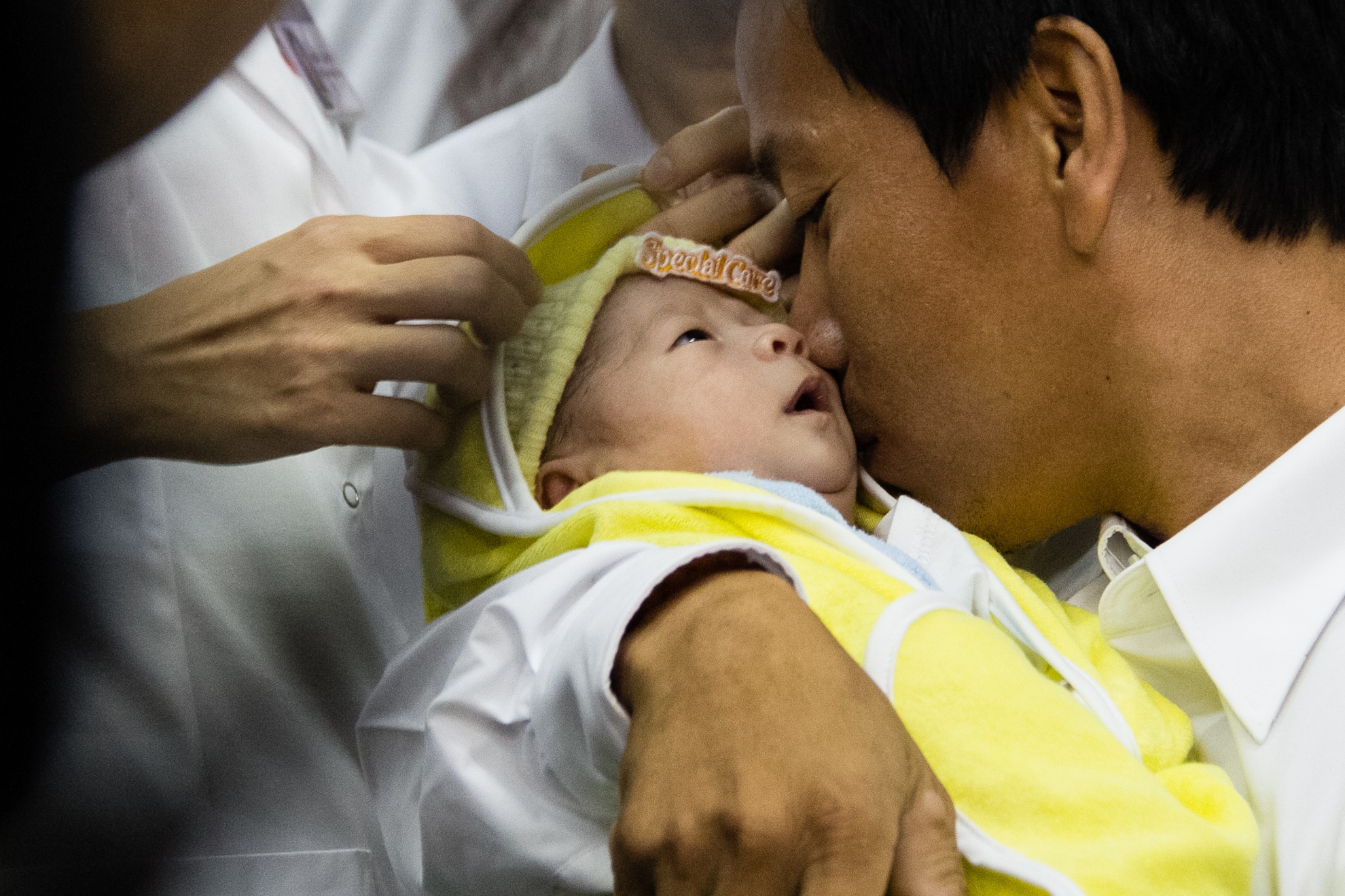 Hình ảnh xúc động khi anh Nam dành nụ hôn đầu tiên cho con khi bé vừa xuất viện sau 25 ngày điều trị.