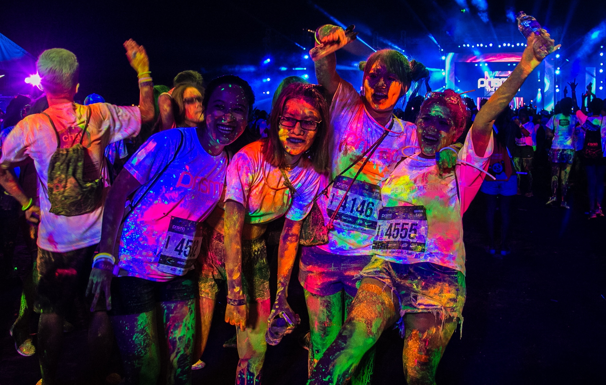 Các bạn trẻ tập trung tại sân khấu chính để thưởng thức âm nhạc và chụp ảnh lưu niệm cùng nhau.