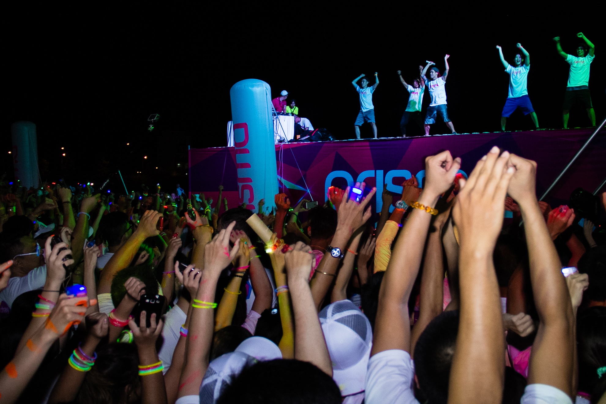 Màn khởi động theo nhạc vui nhộn làm các bạn trẻ phấn khích tột cùng.