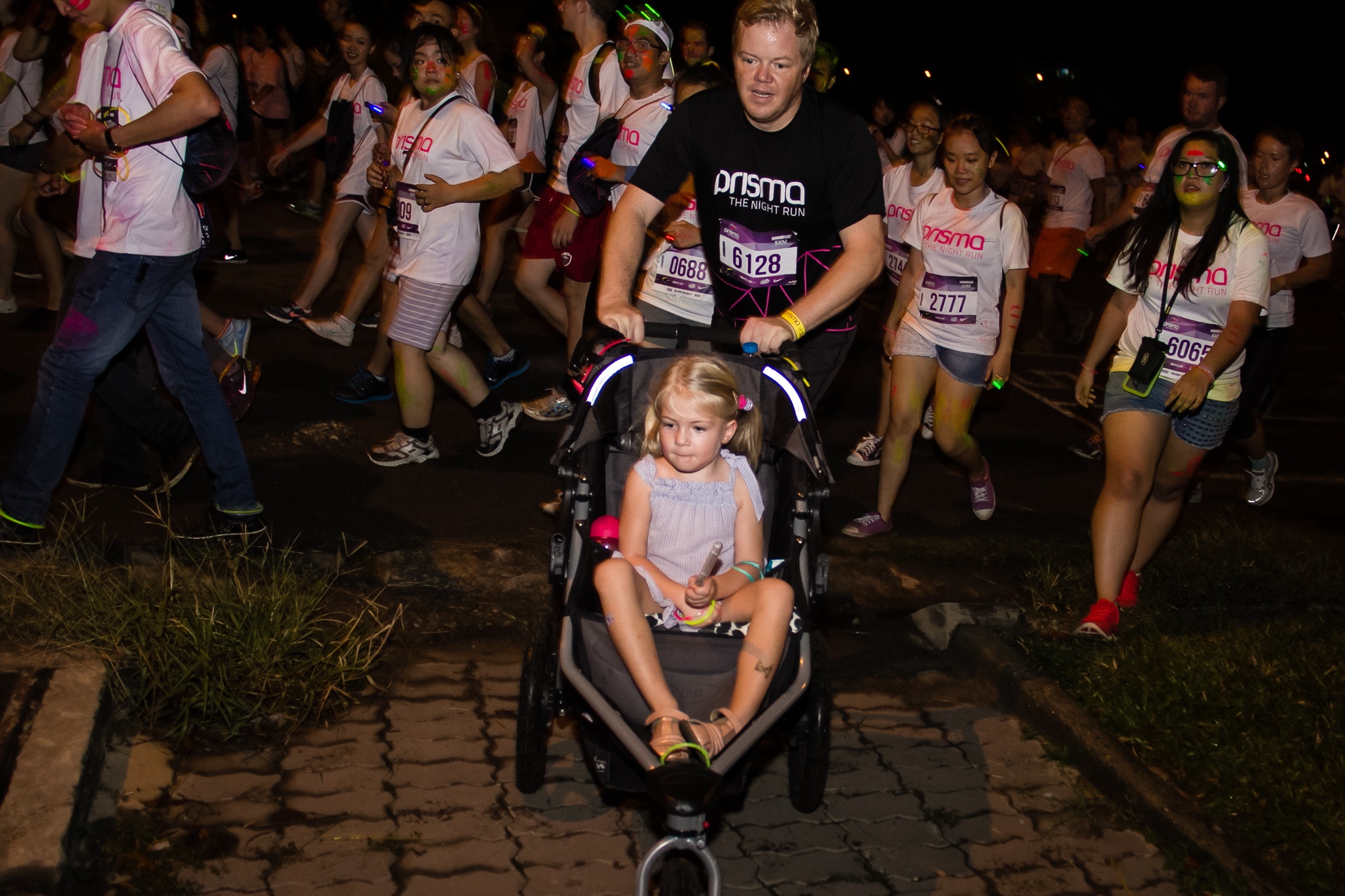 Hoạt động không chỉ có các nhóm bạn mà còn thu hút rất nhiều gia đình người nước ngoài tham gia.