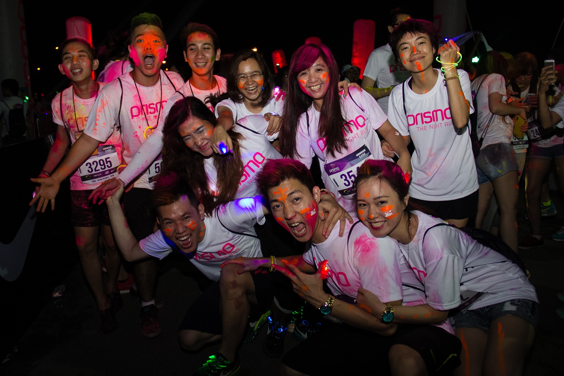 7g chương trình mới bắt đầu nhưng từ 4g đã đông đảo các bạn trẻ có mặt để chuẩn bị. không khí càng lúc càng cuồng nhiệt.