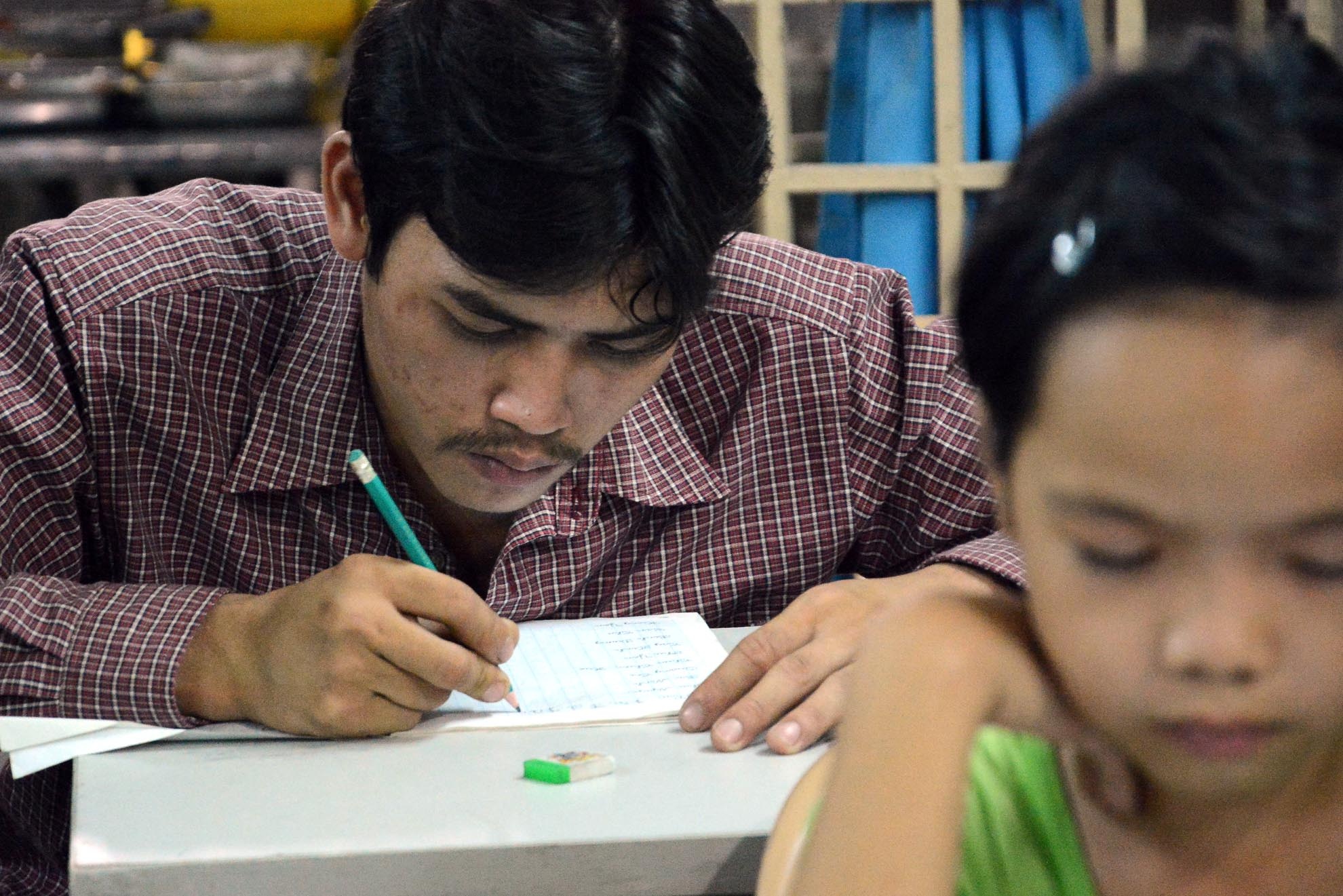 Em Cu Lớn (23 tuổi) bị thiểu năng, đang là học sinh lớp 1 của lớp học tình thương. Cu Lớn, chia sẻ: Trước đây em không biết chữ, từ ngày được các thầy cô giảng dạy và biết chữ em cảm thấy rất vui.  