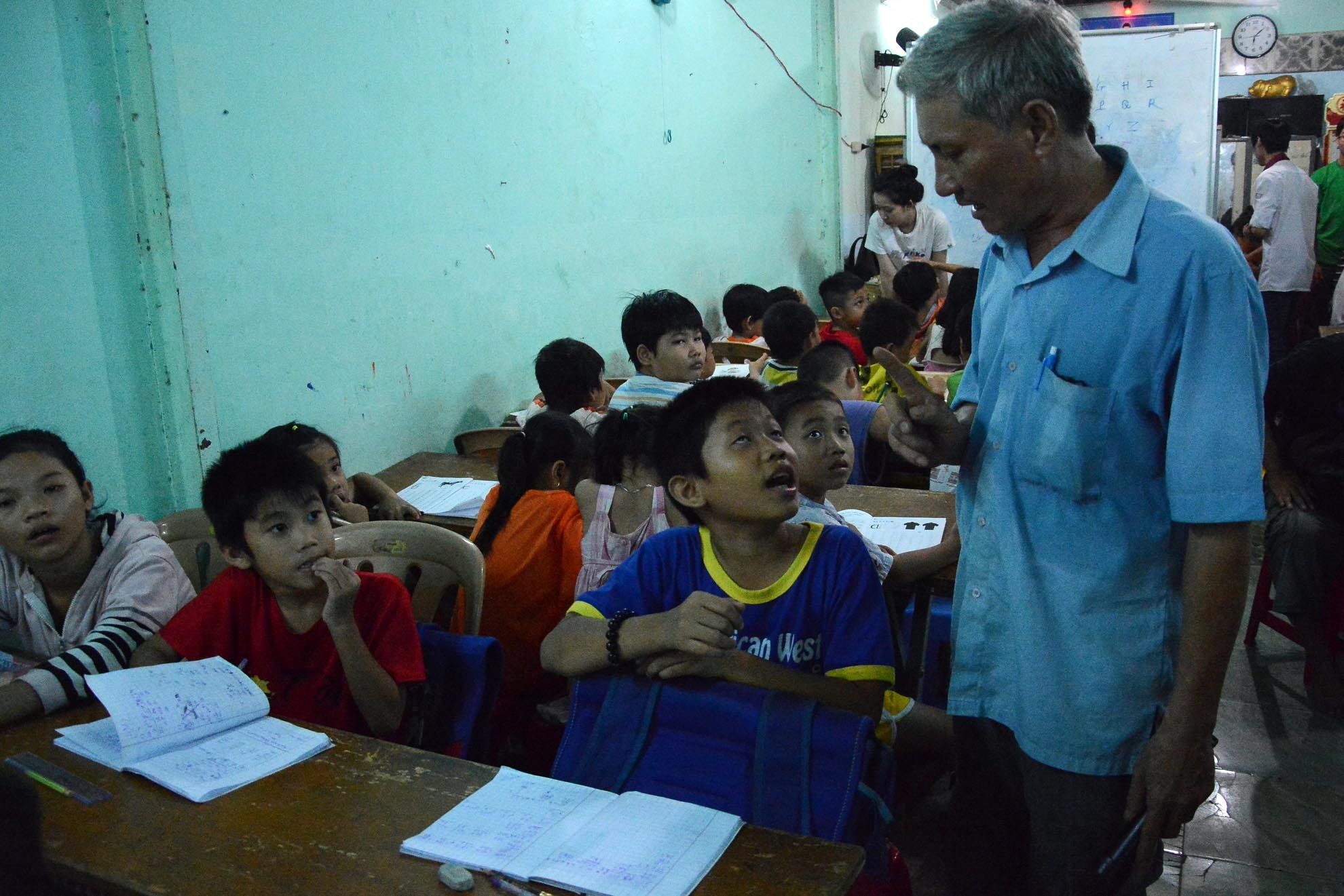 Thời khóa biểu được chia từ thứ 2 đến thứ 7, bắt đầu từ 6 giờ tối và kết thúc lúc 7 giờ 45. Mỗi buổi là một môn học khác nhau. Ông chỉ dạy được cho mấy đứa tập đọc tập viết, còn Anh văn hay Toán lớp lớn, ông phải nhờ sự giúp đỡ của những sinh viên tình nguyện.