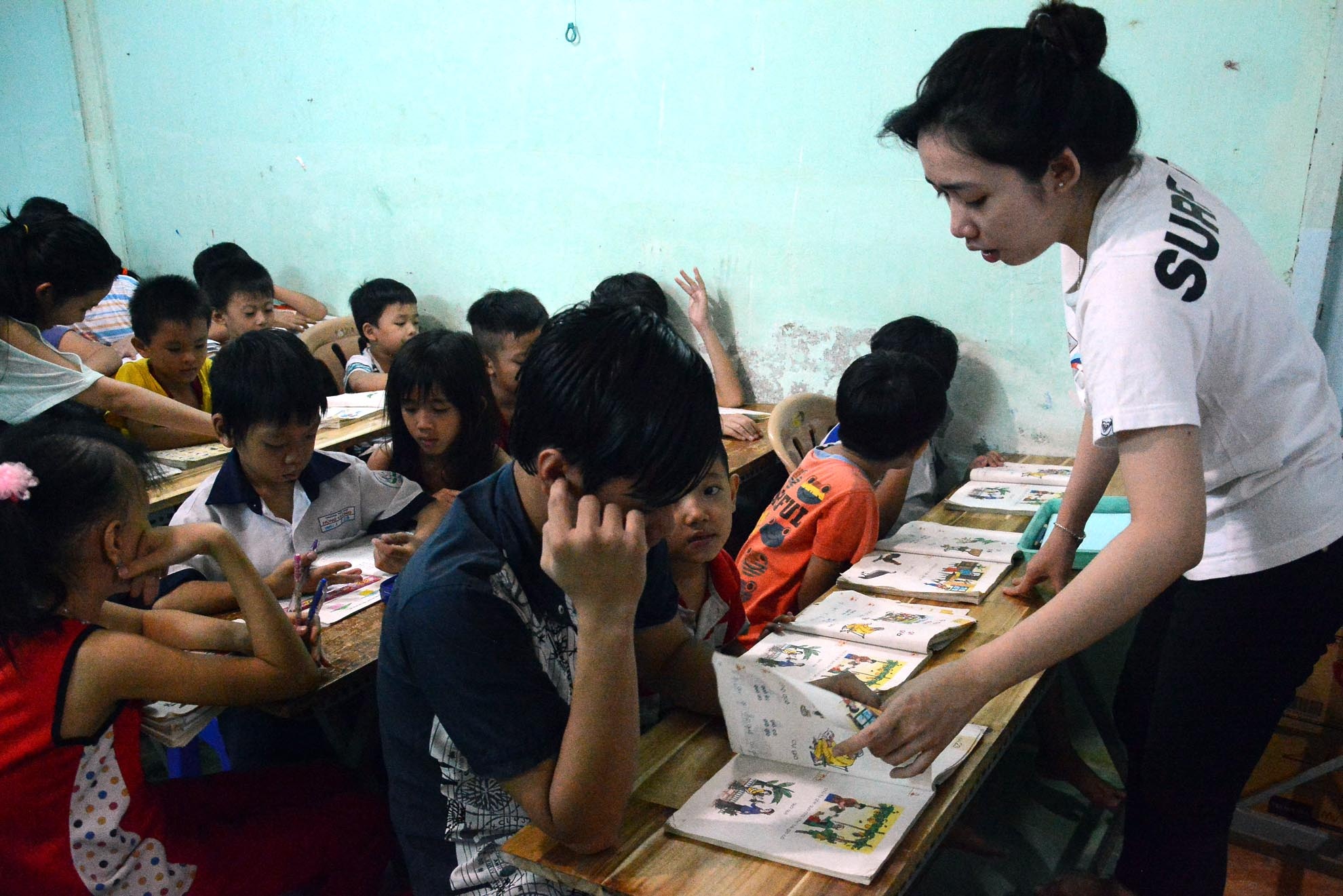 Lớp học ngày càng đông, có nhiều đứa trẻ lang thang ham chữ, đi bộ hàng mấy cây số tới xin học. Ông Hùng thấy tội nghiệp nhận nuôi, đến nay đã có 8 đứa trẻ cơ nhỡ ở nhà ông.