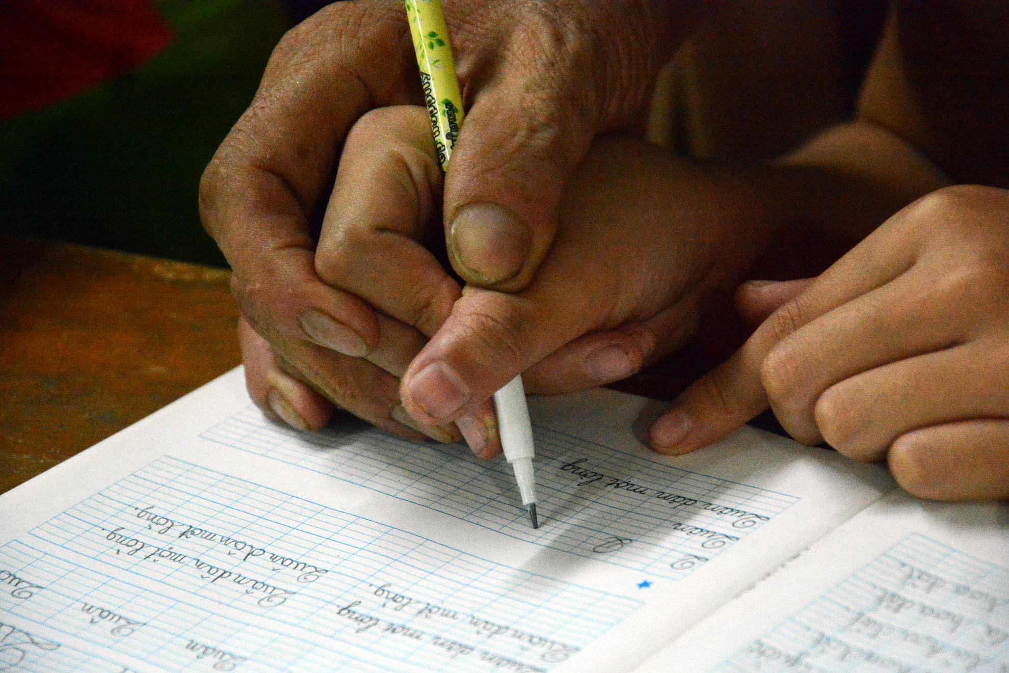 Nhiều lúc quá khó khăn vợ chồng ông như muốn buông xuôi nhưng nghĩ đến việc lũ trẻ thất học, nghĩ đến cảnh chúng nó háo hức đến lớp, vợ chồng ông lại động viên nhau, cùng vượt qua khó khăn để ước mơ con chữ của những trẻ em nghèo không kết thúc dang dở.